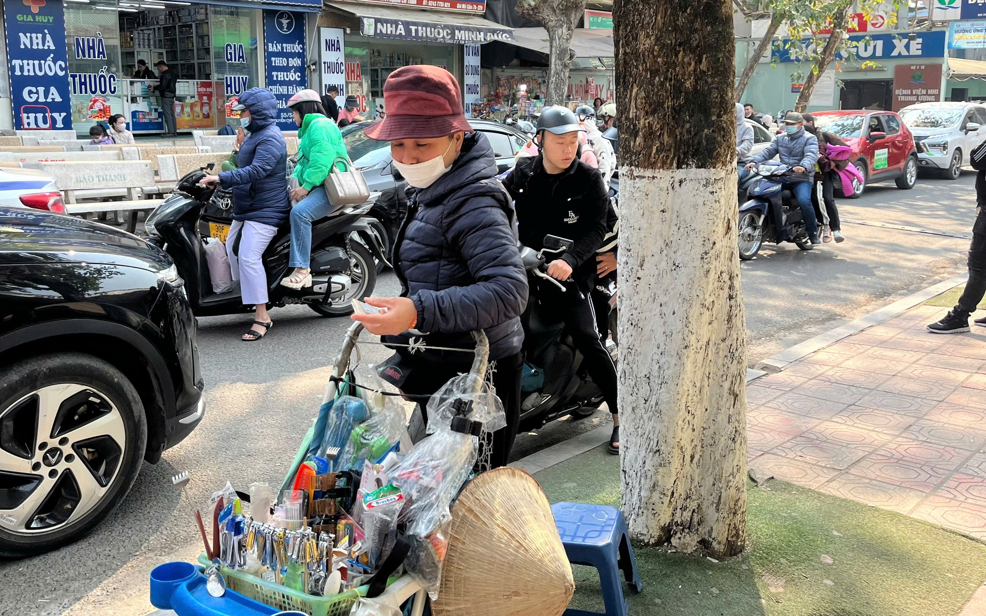 Giáp Tết, lao động tự do hối hả mưu sinh trong giá rét