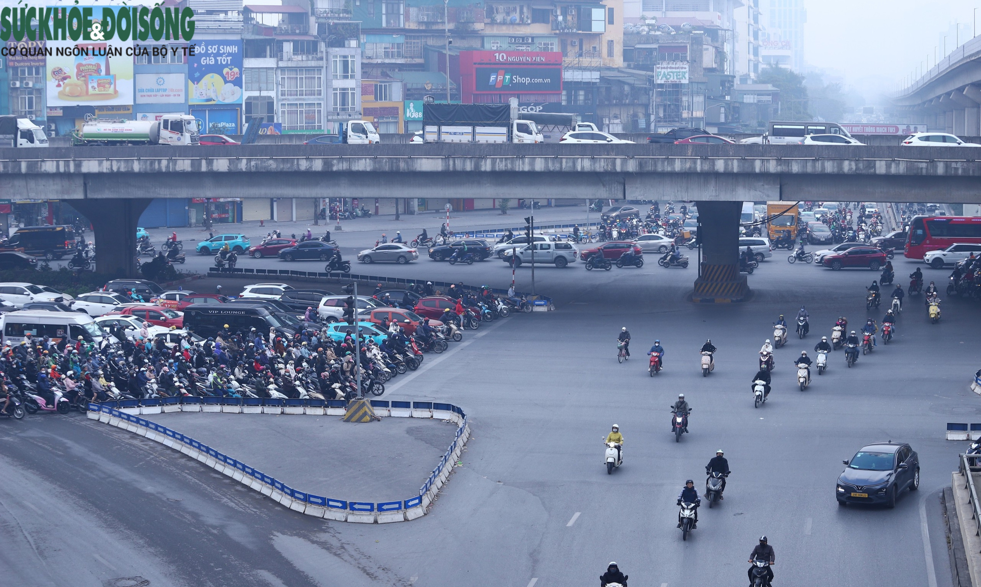 Nữ tài xế 'bật khóc' sau khi nghe mức phạt 5 triệu đồng vì đi lên vỉa hè- Ảnh 11.