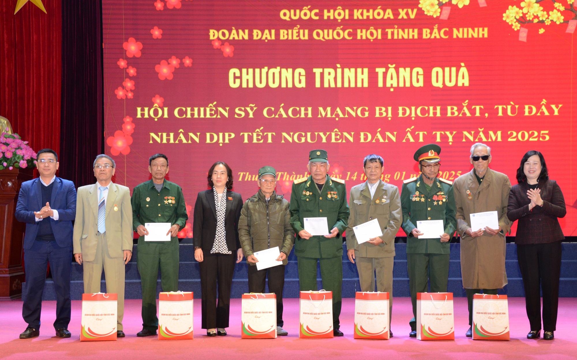 Bộ trưởng Đào Hồng Lan và Đoàn ĐBQH Bắc Ninh trao quà chúc Tết các Chiến sĩ cách mạng bị địch bắt, tù đày