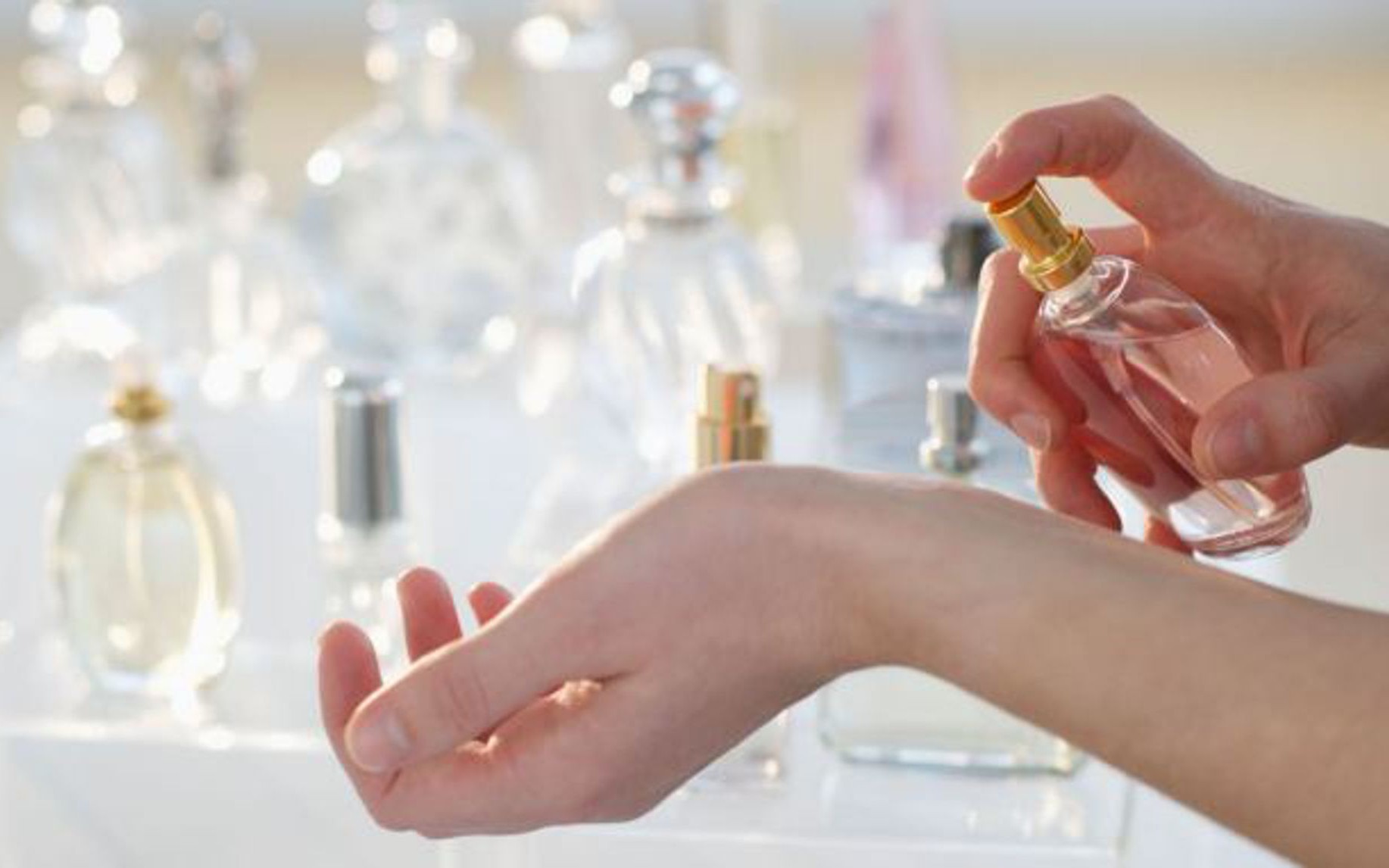 Có nên xịt nước hoa trực tiếp lên da?