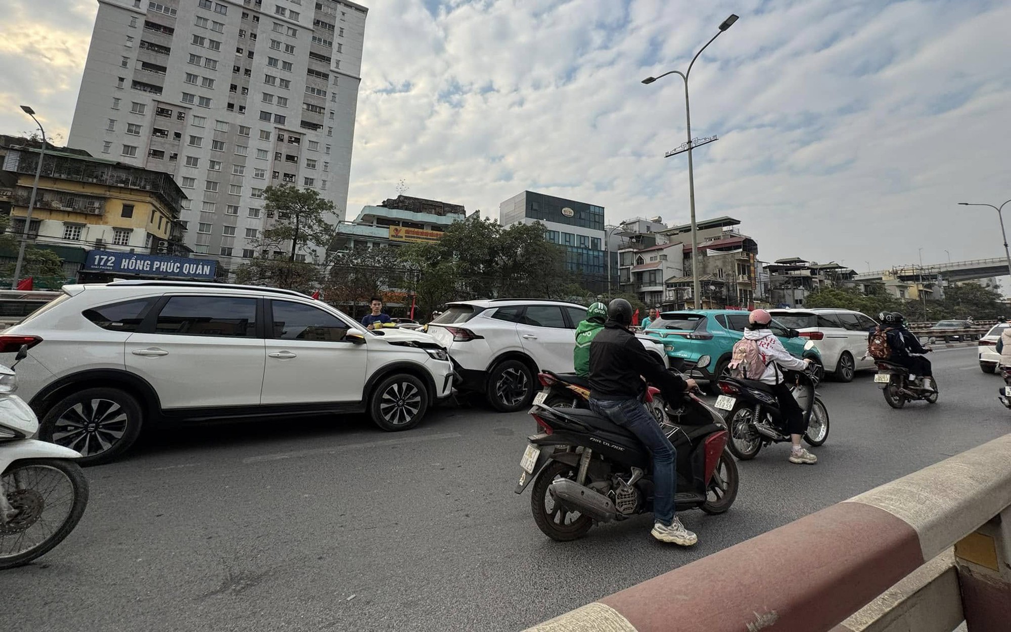 Tai nạn giao thông liên hoàn giữa 4 ô tô tại cầu vượt Ngã Tư Vọng