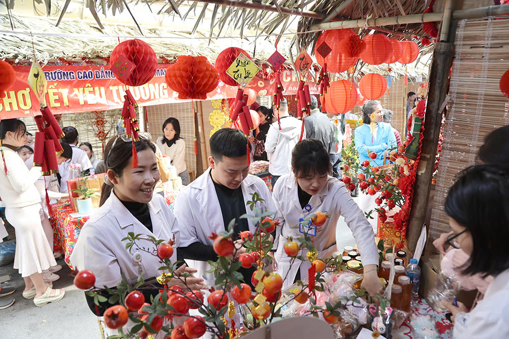 Thứ trưởng Bộ Y tế: Chợ Tết yêu thương mang món quà ý nghĩa thiết thực đến bệnh nhân nghèo- Ảnh 10.