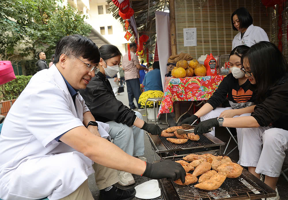 Thứ trưởng Bộ Y tế: Chợ Tết yêu thương mang món quà ý nghĩa thiết thực đến bệnh nhân nghèo- Ảnh 8.