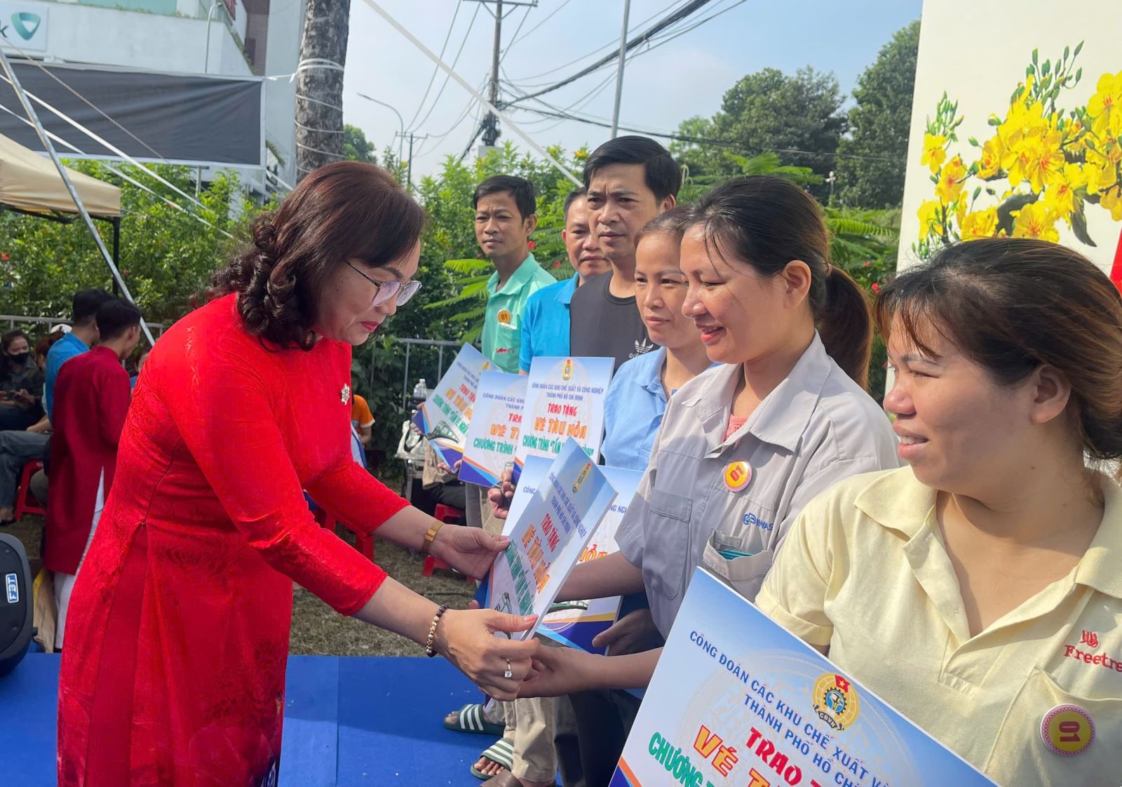 TP Hồ Chí Minh: Tặng vé tàu xe, vé xe cho người lao động nghèo về quê đón Tết- Ảnh 1.