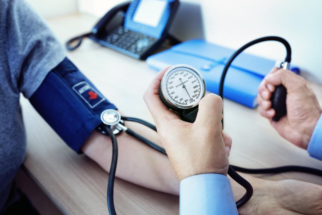 Tuy không quá nhanh và nguy hiểm nhưng huyết áp thấp cũng khiến người bệnh và gia đình gặp khó khăn. Ảnh minh họa Tuy không quá nhanh và nguy hiểm nhưng huyết áp thấp cũng khiến người bệnh và gia đình gặp khó khăn. Ảnh minh họa