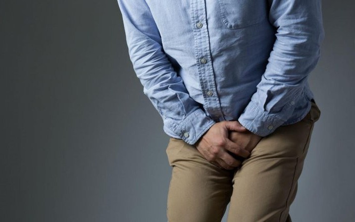 Cơn đau điển hình của xoắn tinh hoàn cần phát hiện ngay, tránh phải cắt bỏ tinh hoàn- Ảnh 1. Mùa lạnh, đột ngột đau tinh hoàn, bìu sưng to cảnh giác với xoắn tinh hoàn