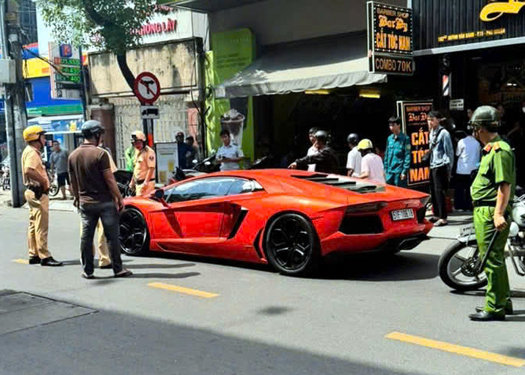 Đang lưu thông trên đường, tài xế siêu xe Lamborghini bất ngờ bị ngất- Ảnh 1.