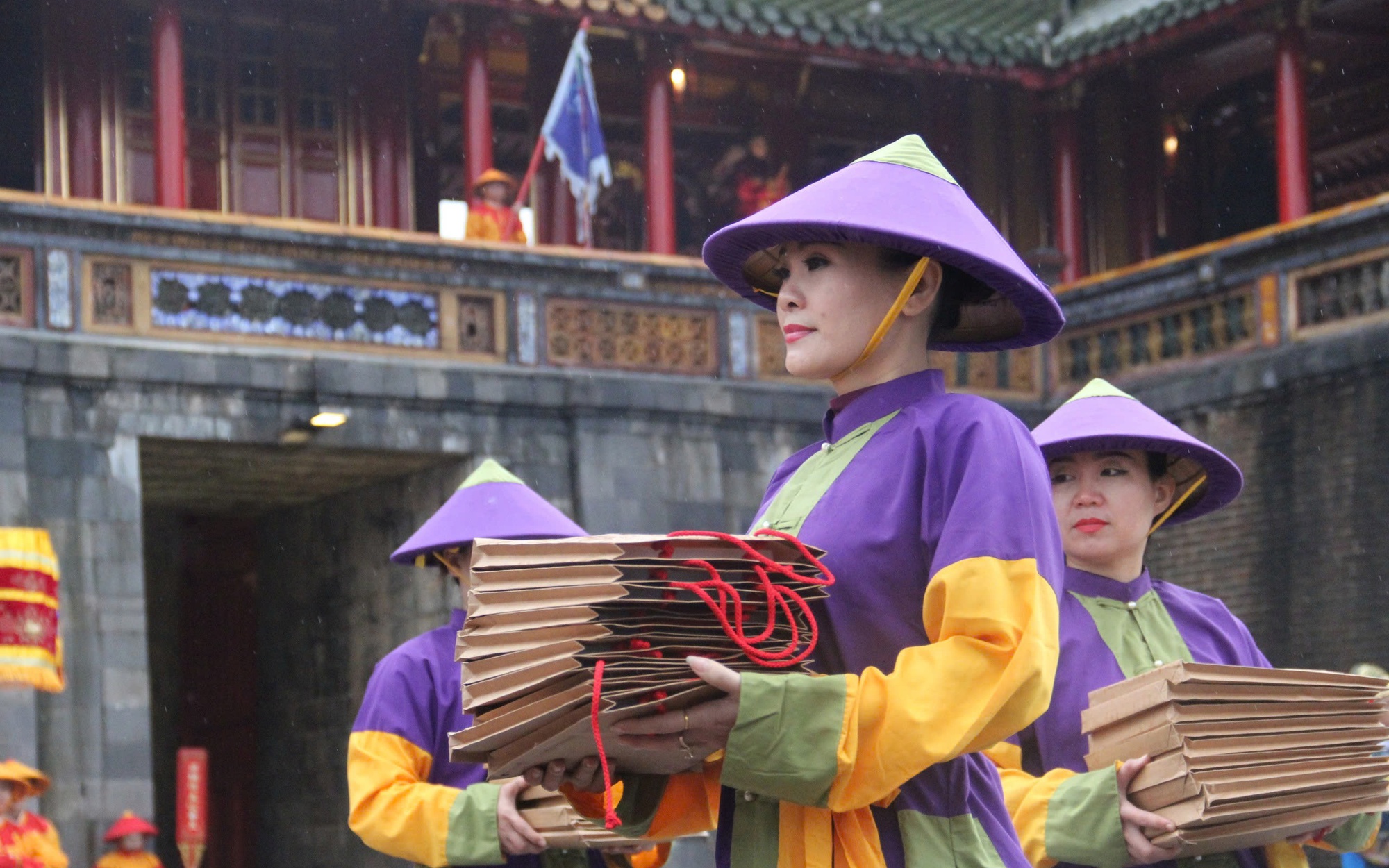 Tết trong cung đình Huế- Ảnh 2. Chuyện triều Nguyễn làm lịch