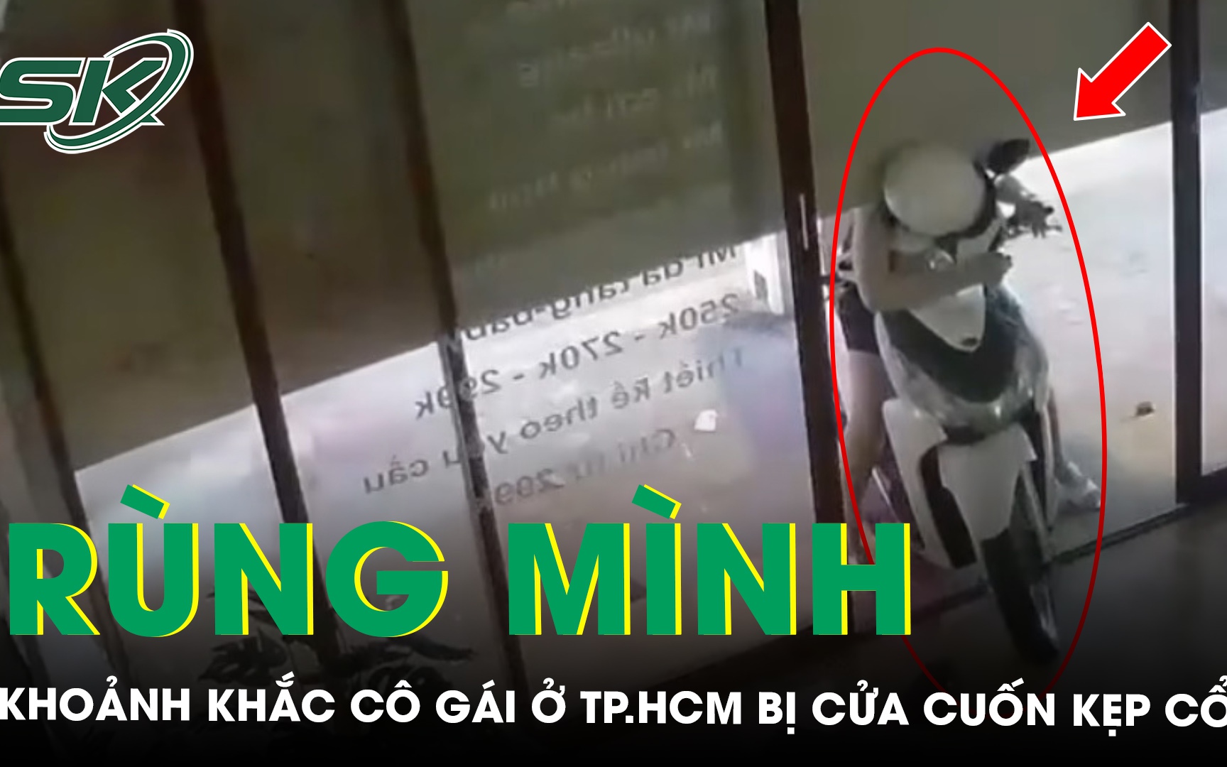Rùng mình khoảnh khắc cô gái ở TPHCM bị cửa cuốn kẹp cổ, thoát chết trong gang tấc