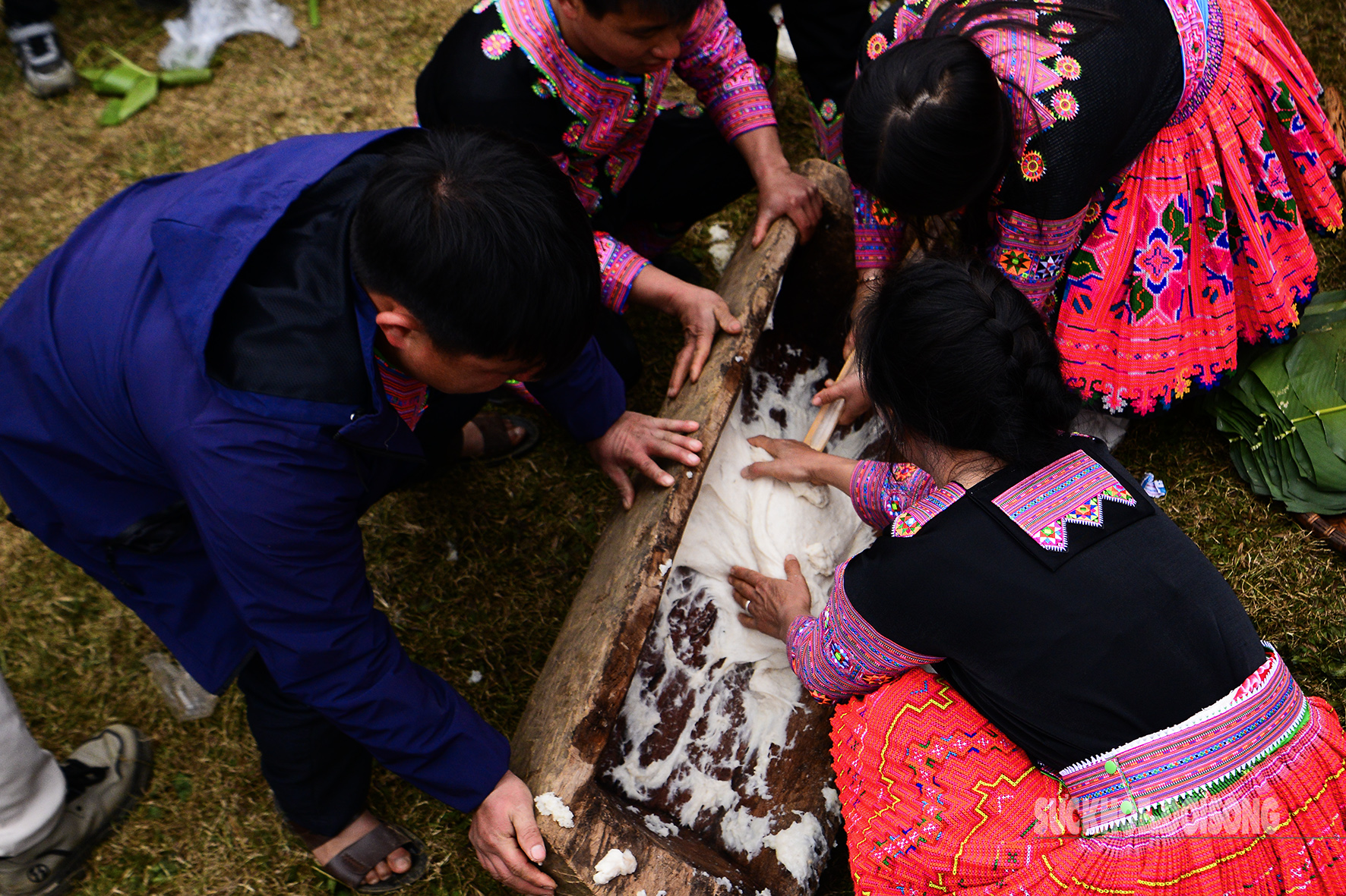 Tục giã bánh dày của người Mông trong dịp Tết- Ảnh 7.