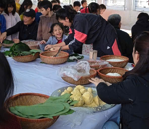 Học sinh hào hứng trải nghiệm không khí Tết cổ truyền tại trường học- Ảnh 4.