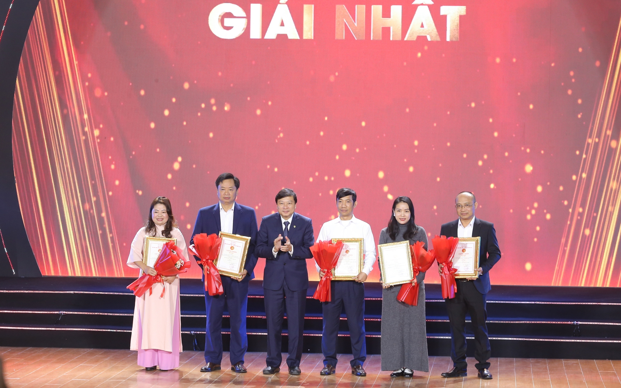 Nghệ An: Báo chí phải là 'ngọn cờ dẫn dắt', lan tỏa khát vọng phát triển- Ảnh 7. Nghệ An: Báo chí phải là 'ngọn cờ dẫn dắt', lan tỏa khát vọng phát triển- Ảnh 7.