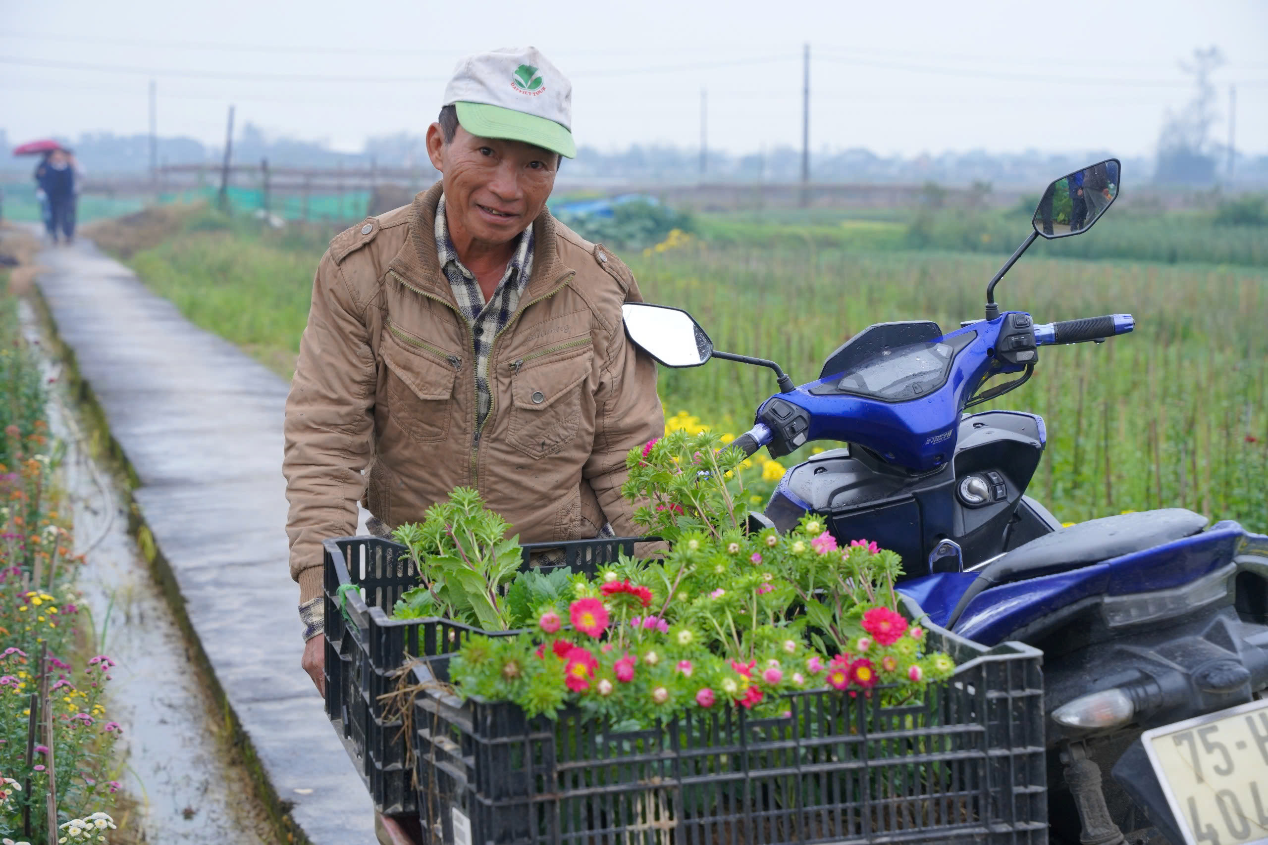 Nhộn nhịp làng hoa nổi tiếng xứ Huế ngày cuối năm, người dân mong 'thắng lớn'- Ảnh 9.