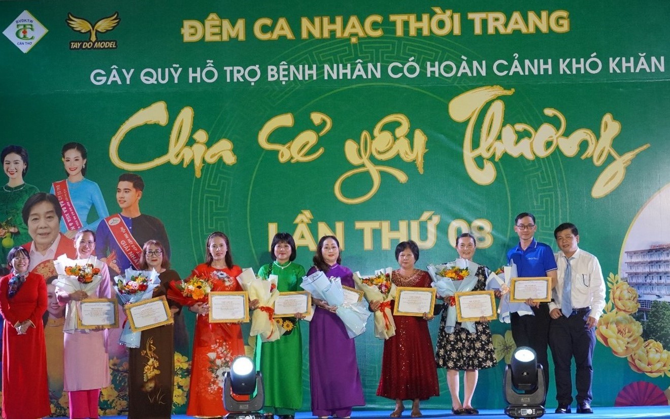 Chia sẻ yêu thương cùng bệnh nhân có hoàn cảnh khó khăn đón Tết Ất Tỵ