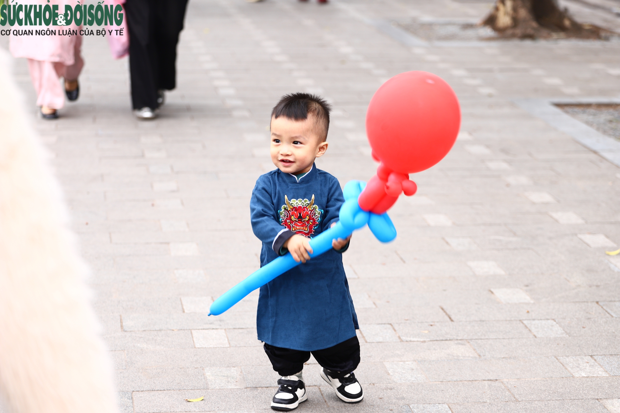 Giới trẻ Hà Nội diện áo dài chụp ảnh Tết, '1 mét vuông 10 nàng thơ' tại Hồ Gươm- Ảnh 12.