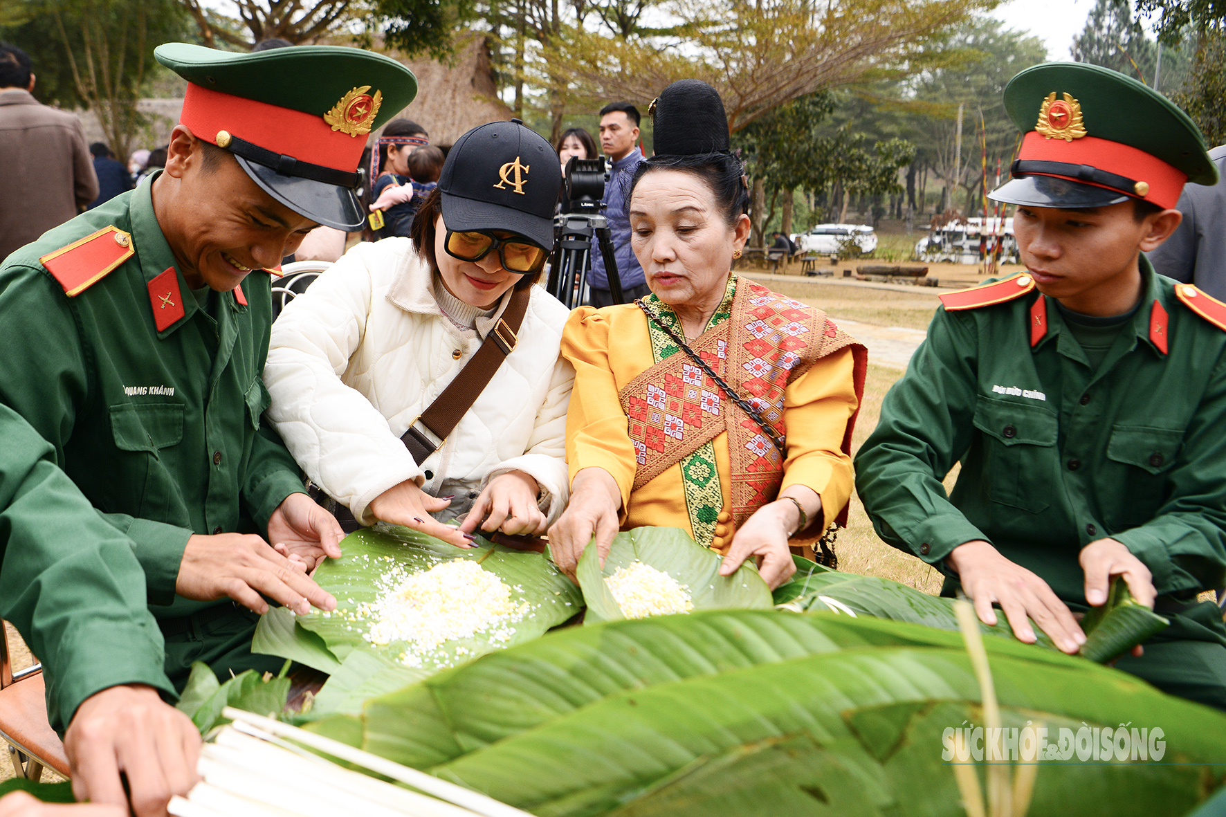 Bộ đội cùng đồng bào dân tộc gói bánh chưng tặng người nghèo- Ảnh 8.