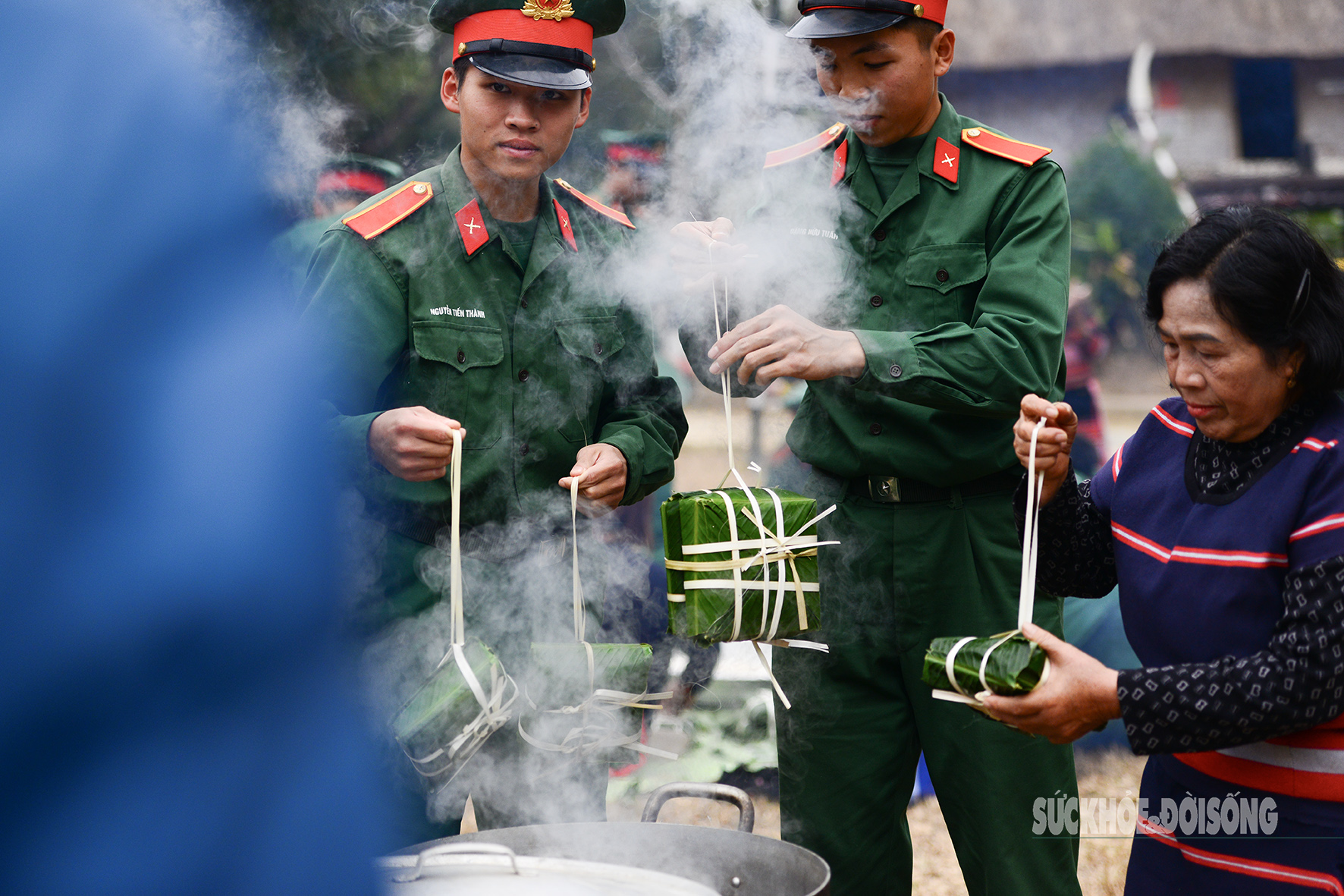 Bộ đội cùng đồng bào dân tộc gói bánh chưng tặng người nghèo- Ảnh 15.