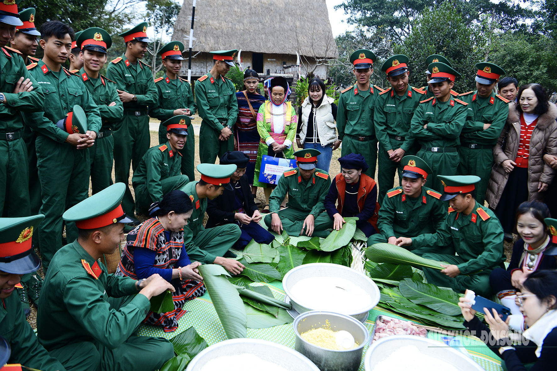 Bộ đội cùng đồng bào dân tộc gói bánh chưng tặng người nghèo- Ảnh 2.