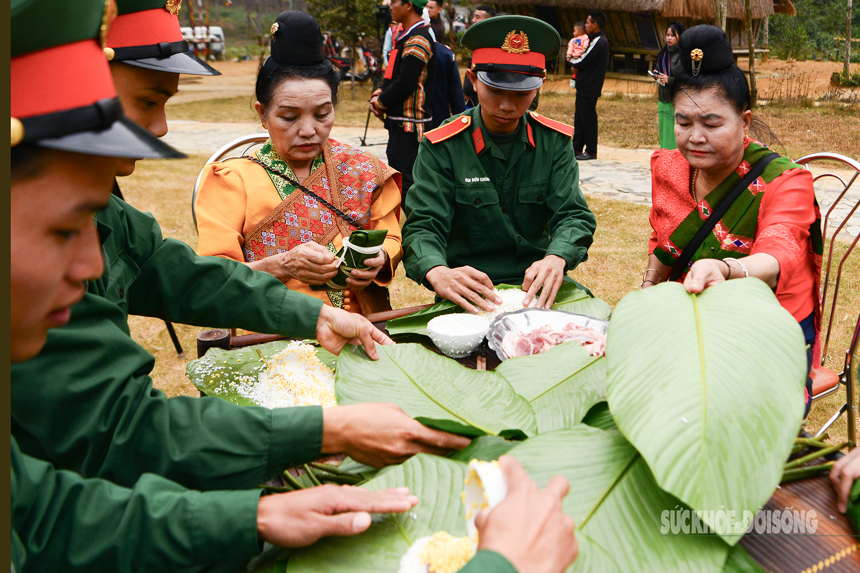 Bộ đội cùng đồng bào dân tộc gói bánh chưng tặng người nghèo- Ảnh 10.