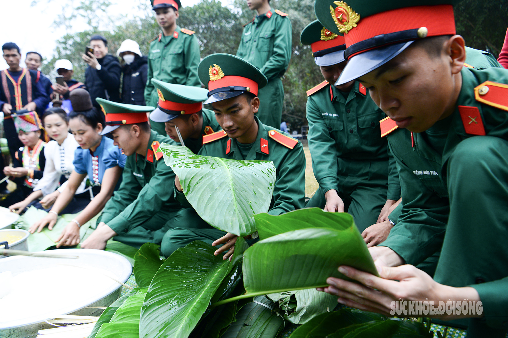 Bộ đội cùng đồng bào dân tộc gói bánh chưng tặng người nghèo- Ảnh 4.