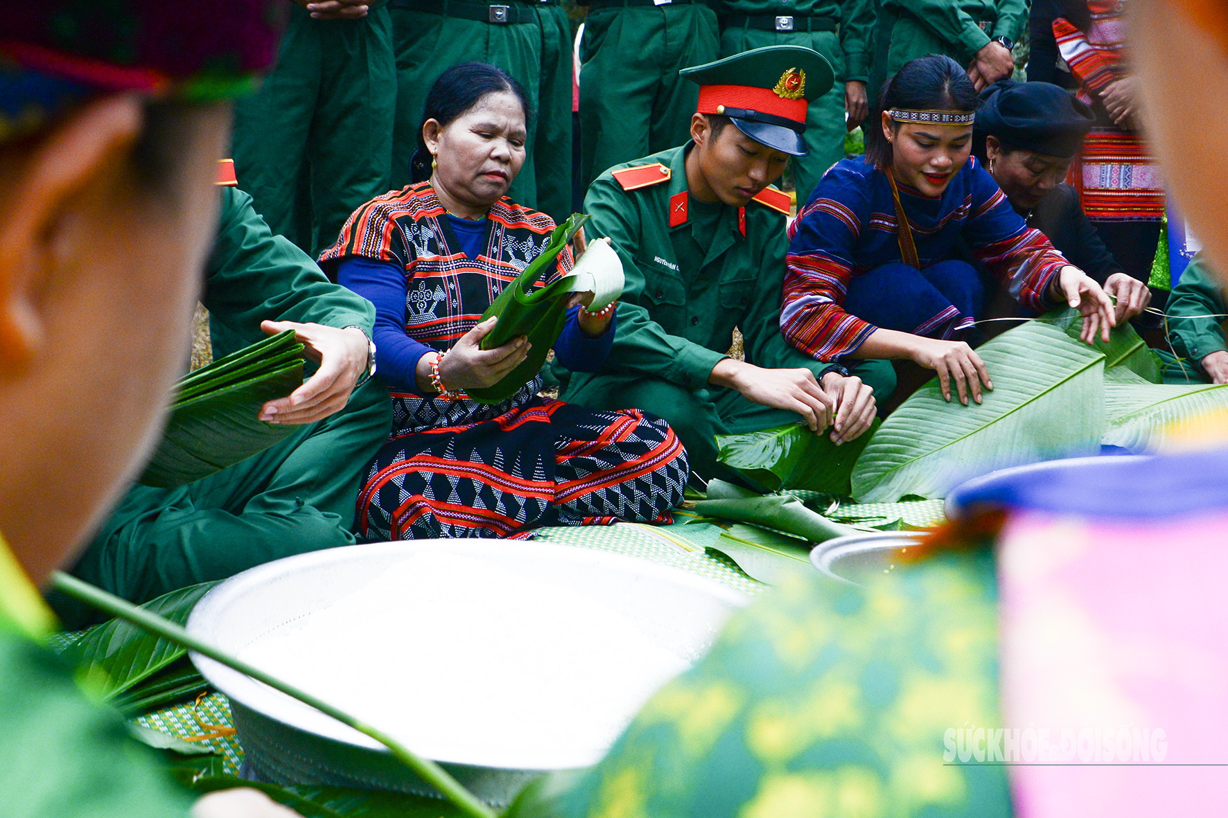 Bộ đội cùng đồng bào dân tộc gói bánh chưng tặng người nghèo- Ảnh 13.