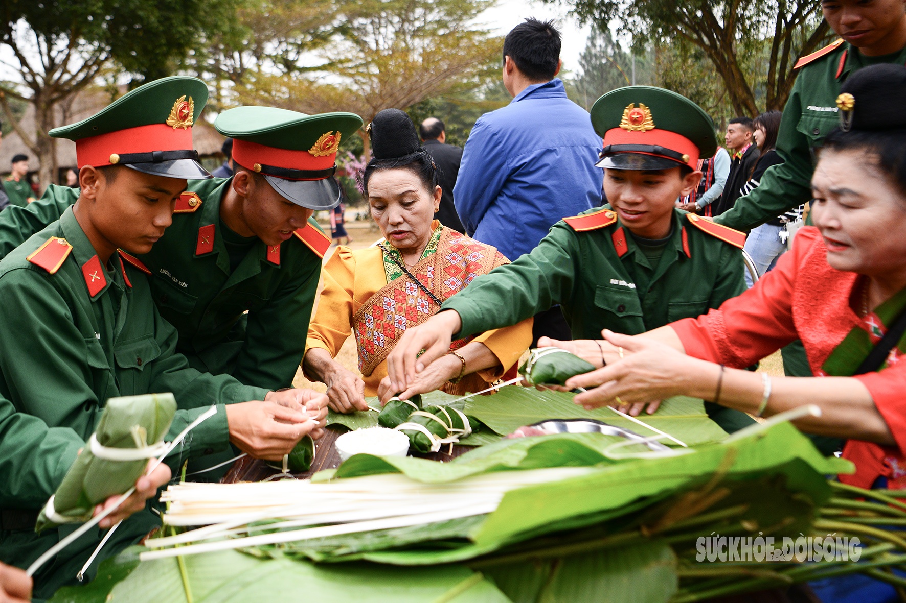 Bộ đội cùng đồng bào dân tộc gói bánh chưng tặng người nghèo- Ảnh 11.