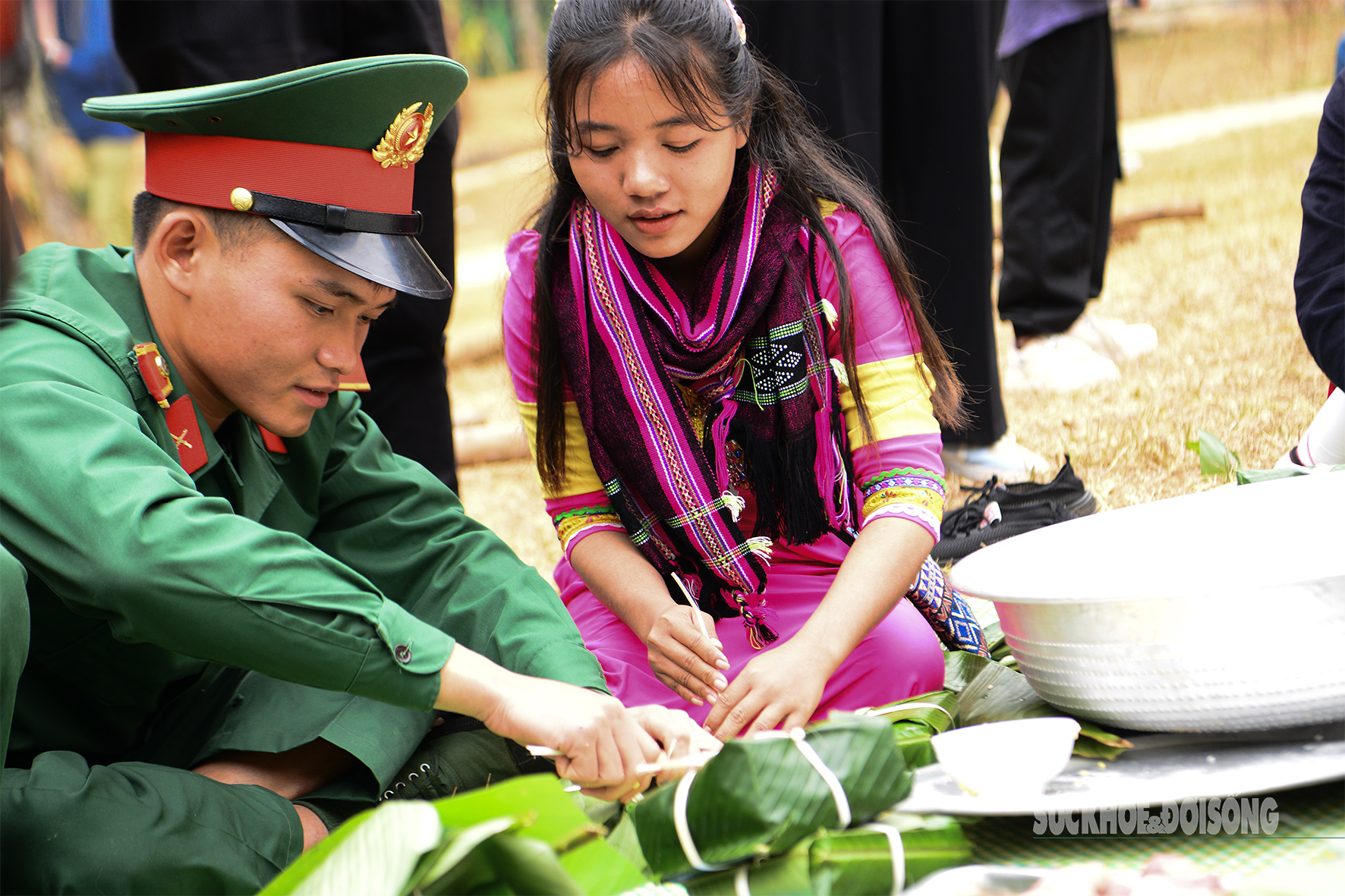 Bộ đội cùng đồng bào dân tộc gói bánh chưng tặng người nghèo- Ảnh 12.