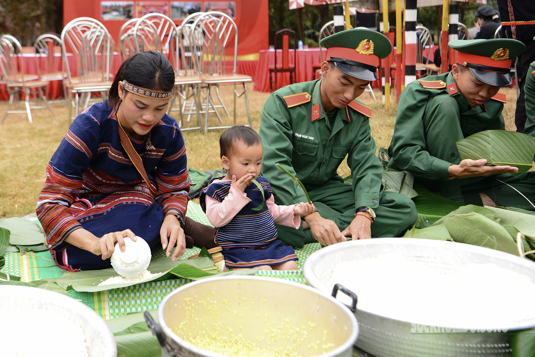 Bộ đội cùng đồng bào dân tộc gói bánh chưng tặng người nghèo- Ảnh 14.