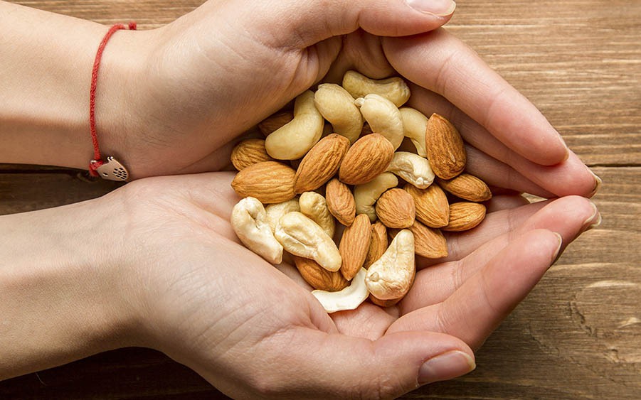 Ăn chất béo từ các loại hạt giúp giảm cân hiệu quả, vì sao?- Ảnh 3. Bí quyết ăn các loại hạt ngon miệng mà không lo tăng cân