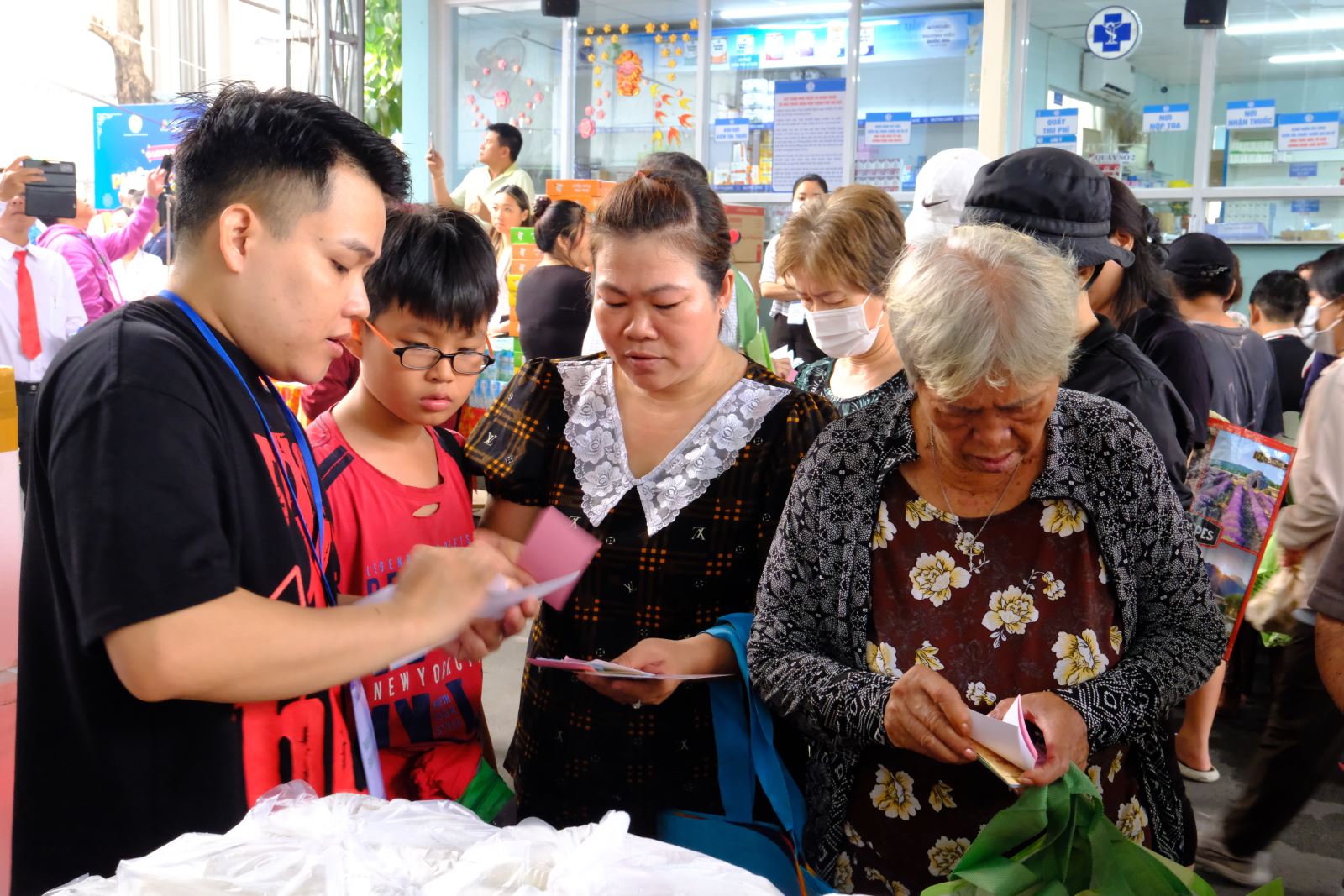 Ấm áp những phiên chợ Tết 0 đồng trong bệnh viện