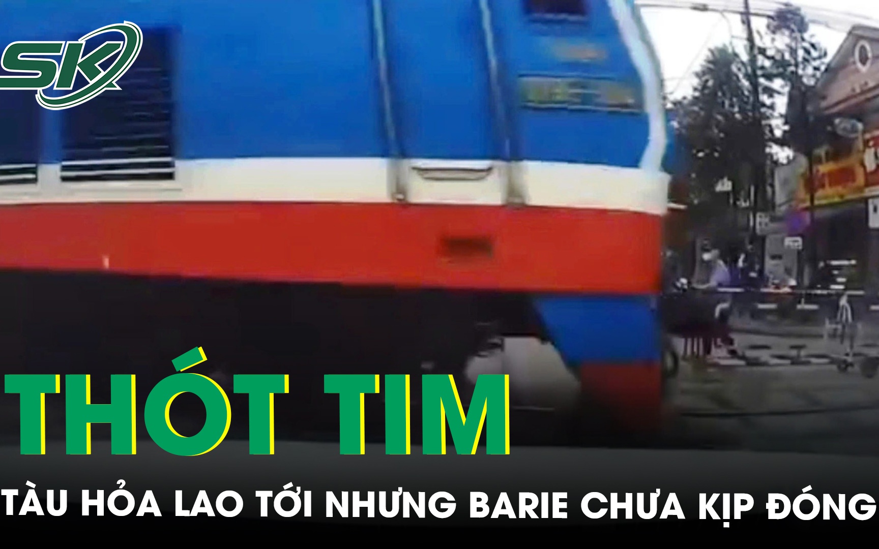 Thót tim cảnh tàu hỏa lao tới nhưng barie chưa kịp đóng vì nhân viên kéo gác chắn chậm