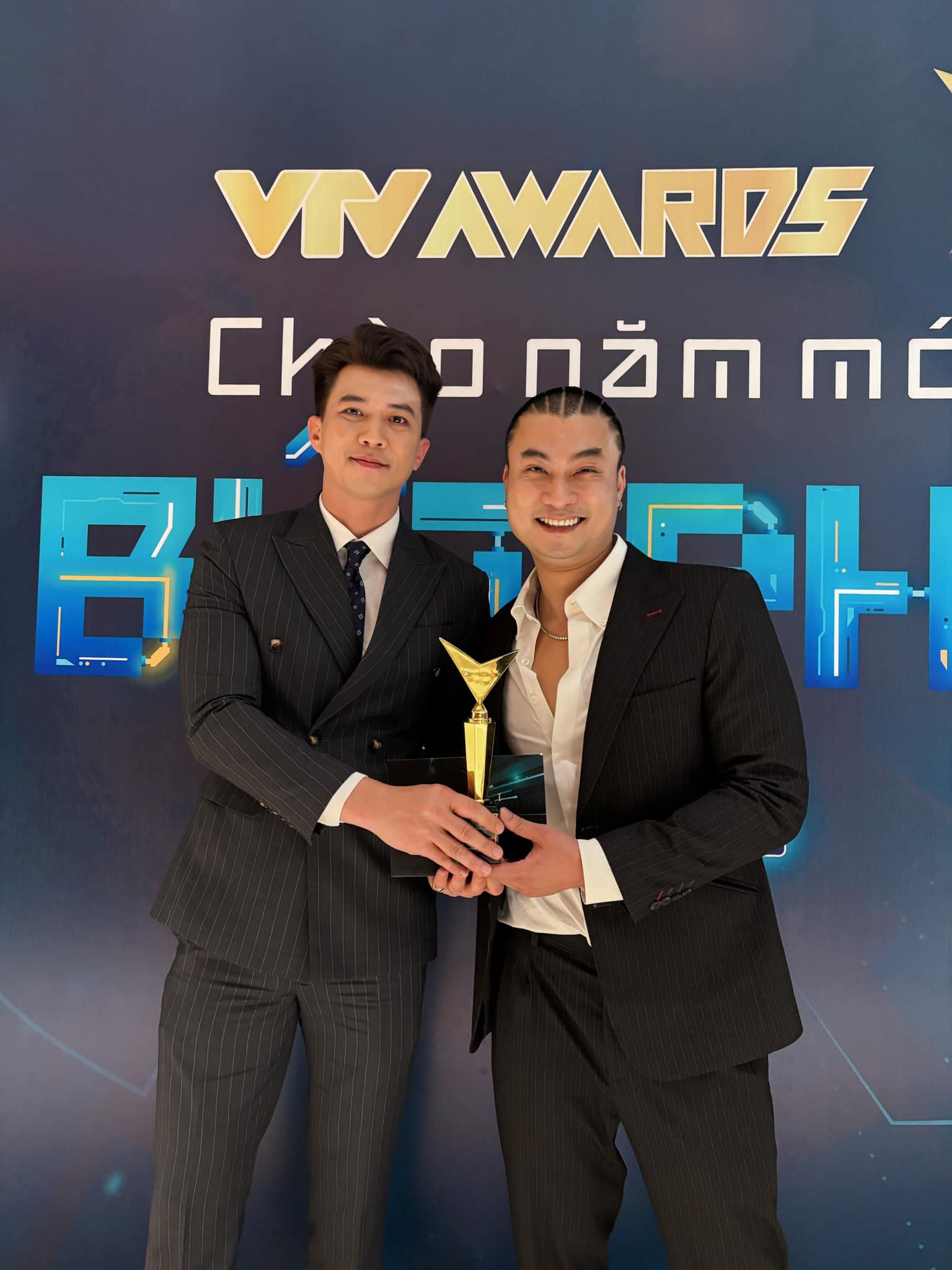 Doãn Quốc Đam, Duy Hưng nói gì khi 'Độc đạo' ẵm giải Phim truyền hình ấn tượng VTV Awards?- Ảnh 2.