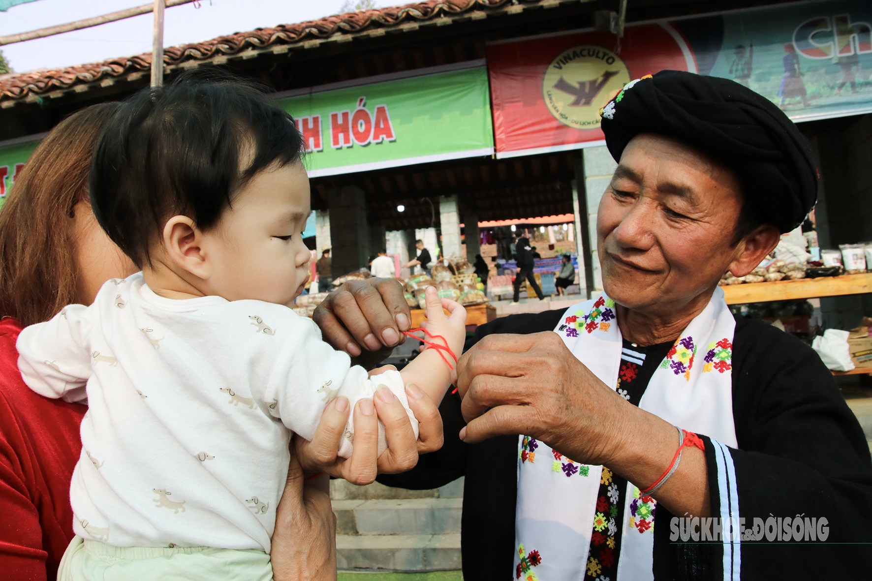 Người già, trẻ nhỏ nô nức làm điều này để cầu an đầu năm- Ảnh 11.