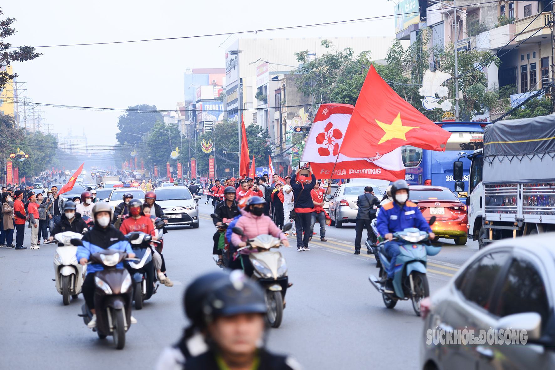 Đường phố Việt Trì rực đỏ cờ Tổ quốc trước trận Chung kết AFF Cup 2024- Ảnh 2.