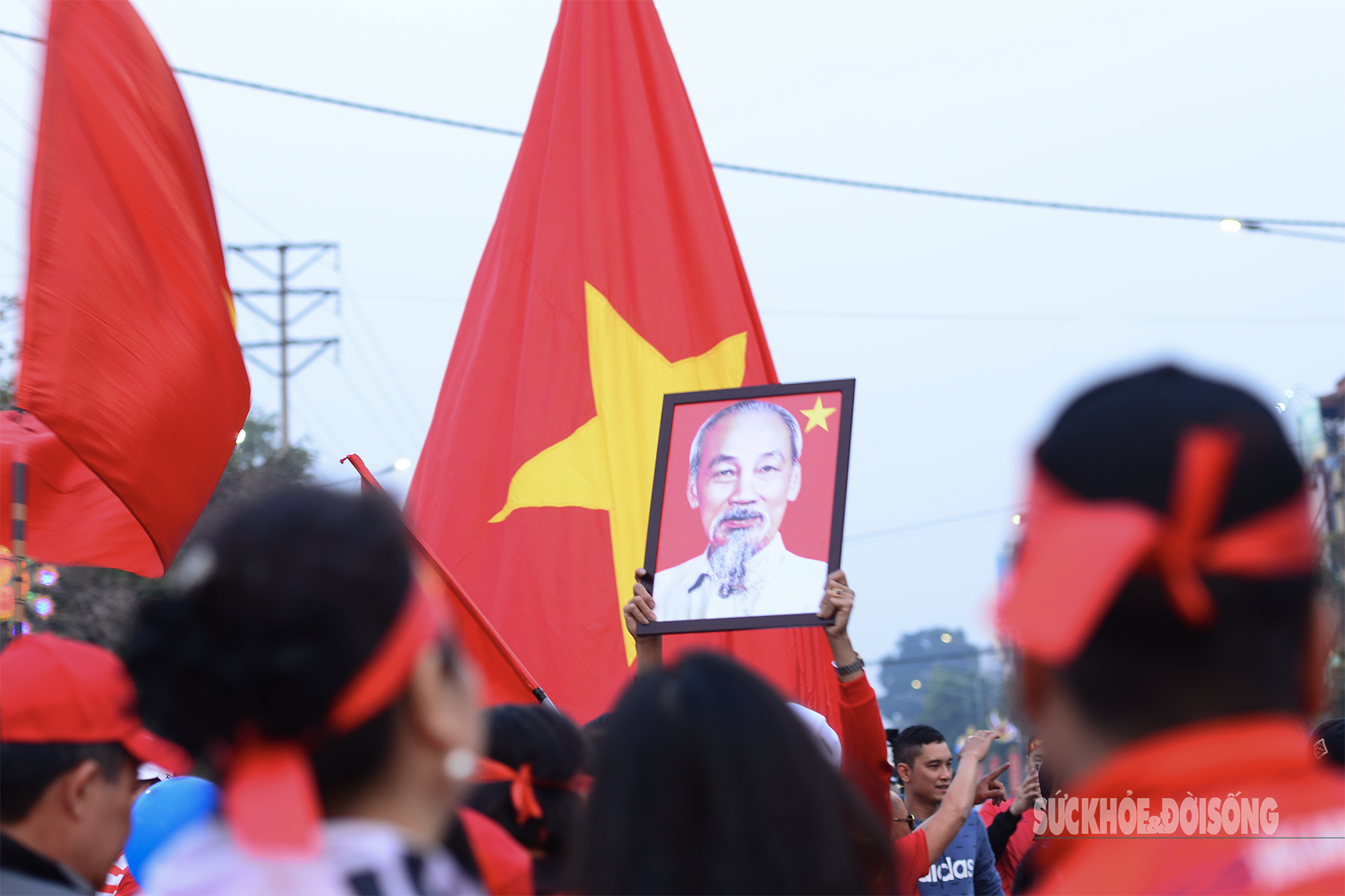 Đường phố Việt Trì rực đỏ cờ Tổ quốc trước trận Chung kết AFF Cup 2024- Ảnh 3.