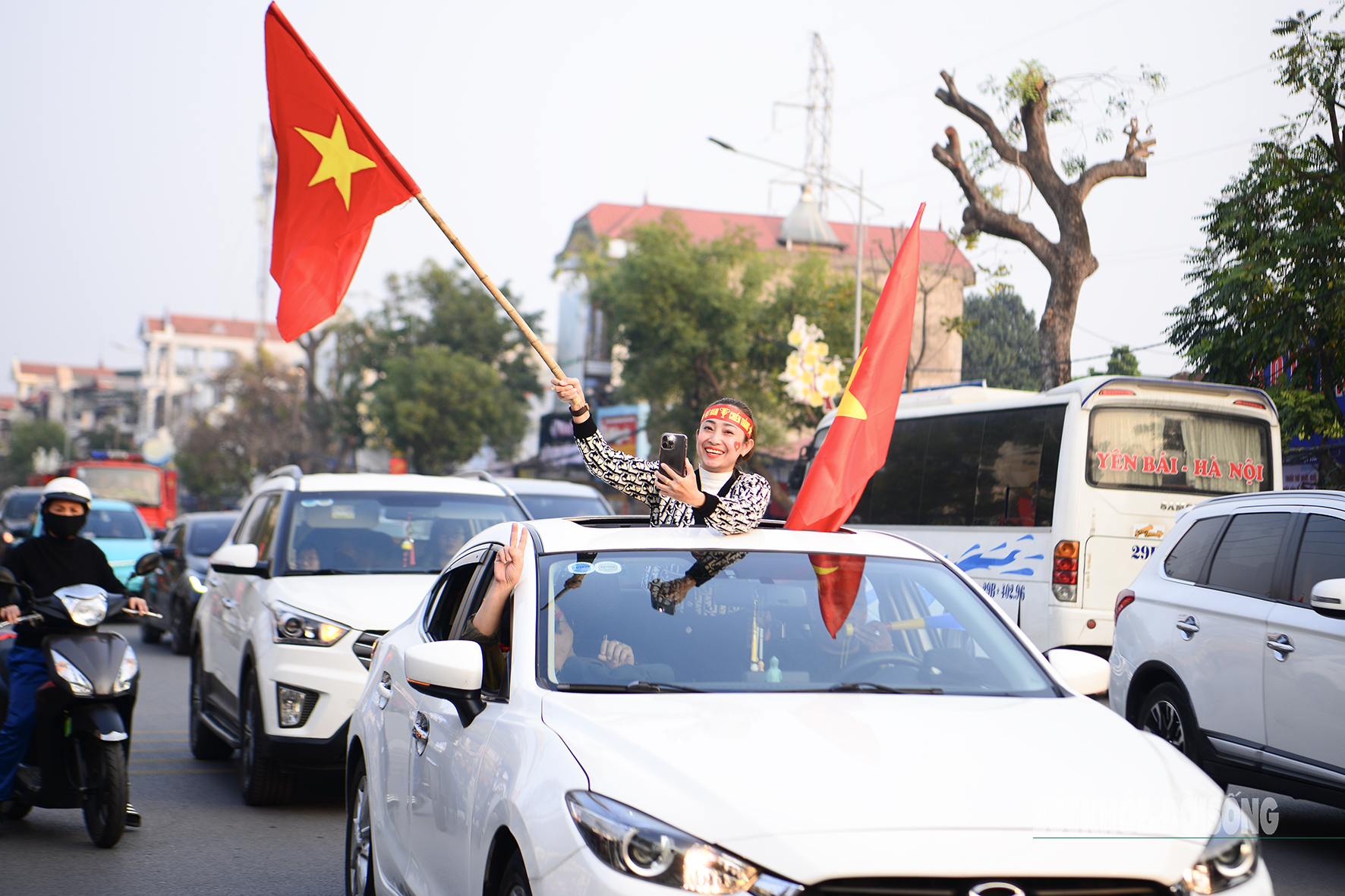 Đường phố Việt Trì rực đỏ cờ Tổ quốc trước trận Chung kết AFF Cup 2024- Ảnh 12.