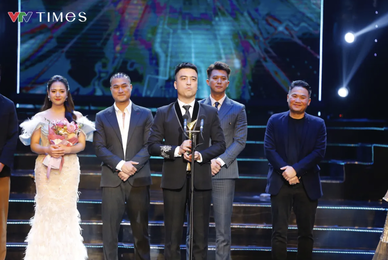 Doãn Quốc Đam, Duy Hưng nói gì khi 'Độc đạo' ẵm giải Phim truyền hình ấn tượng VTV Awards?- Ảnh 1.