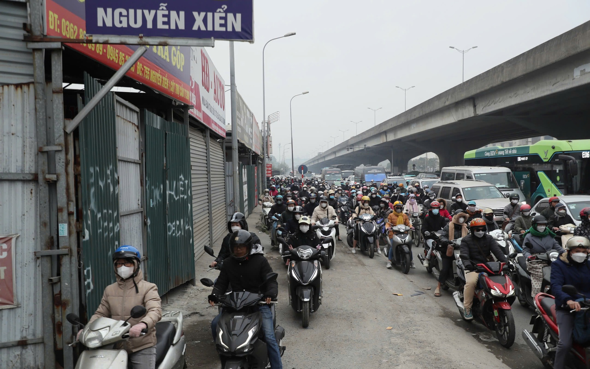 ‘Cách đi mới&quot; khiến nút giao Nguyễn Trãi - Khuất Duy Tiến ùn dài hơn trước