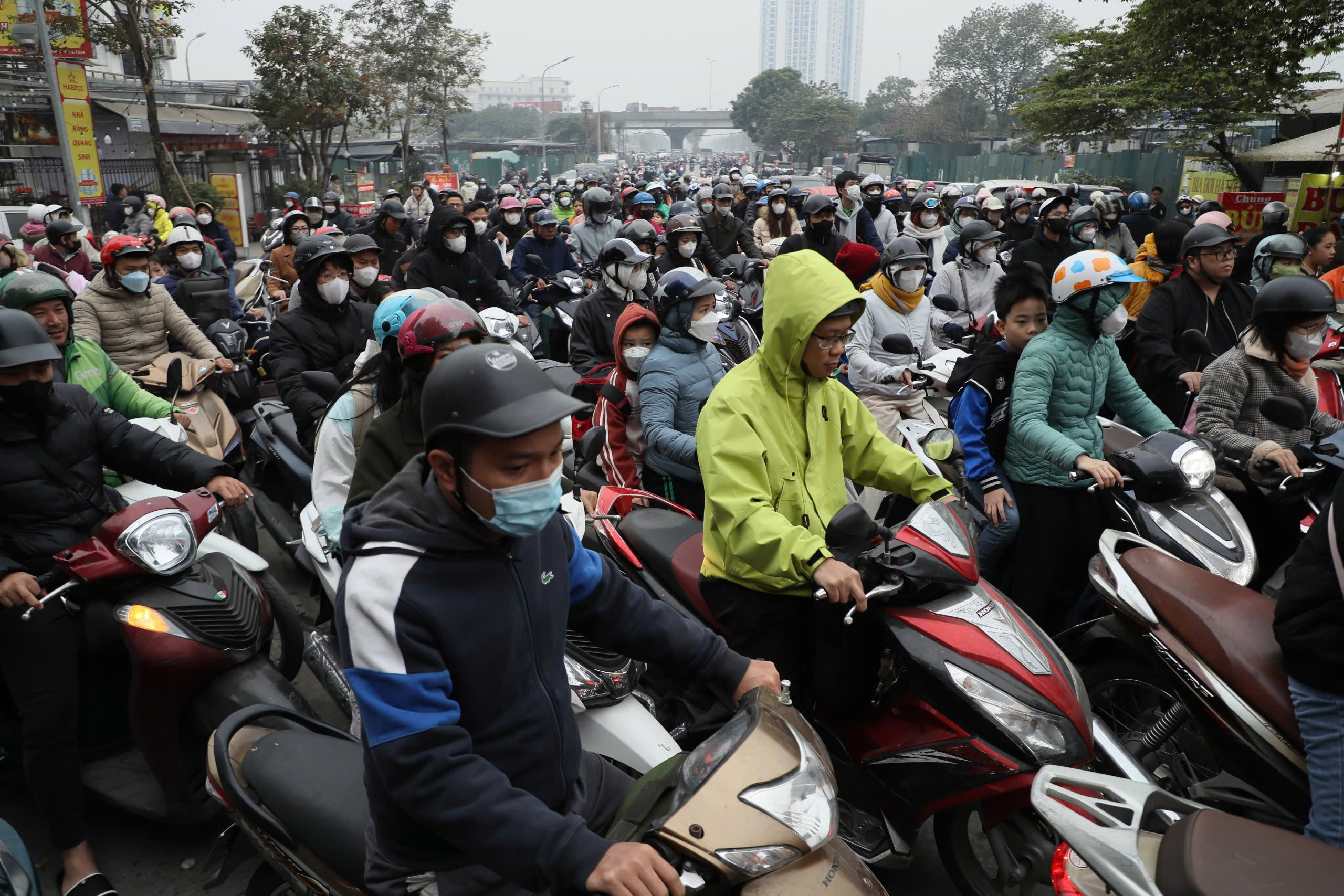 ‘Cách đi mới' khiến nút giao Nguyễn Trãi - Khuất Duy Tiến ùn dài hơn trước- Ảnh 3.