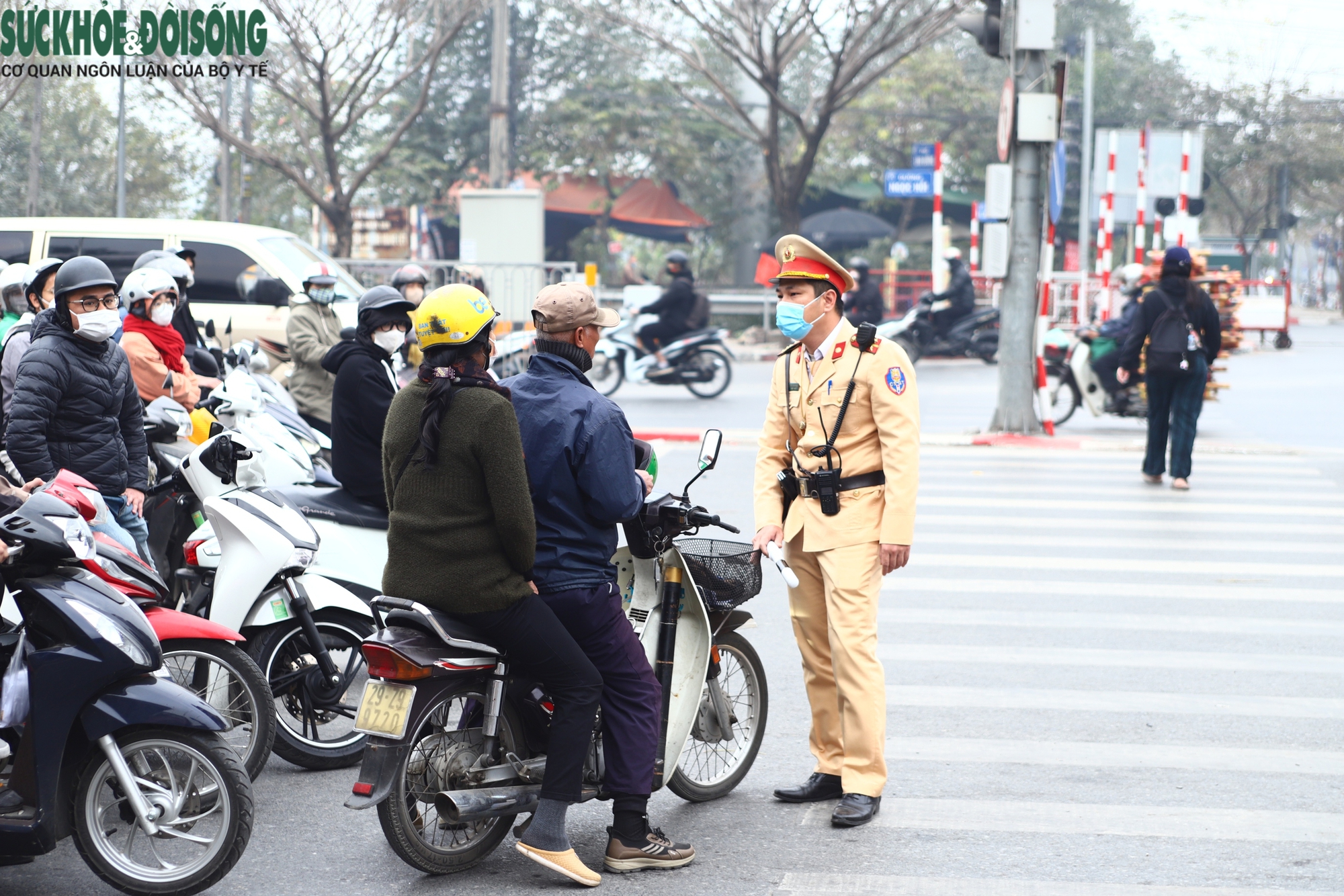 Từ không đội mũ bảo hiểm, nữ tài xế bất ngờ khi bị tạm giữ phương tiện- Ảnh 4.