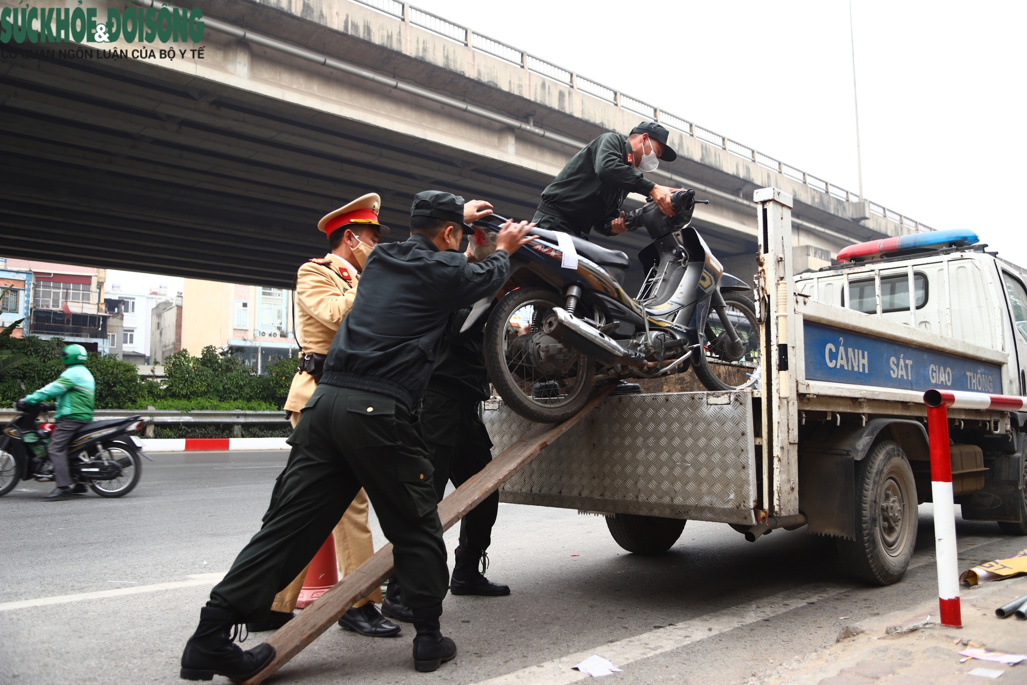 Từ không đội mũ bảo hiểm, nữ tài xế bất ngờ khi bị tạm giữ phương tiện- Ảnh 16.