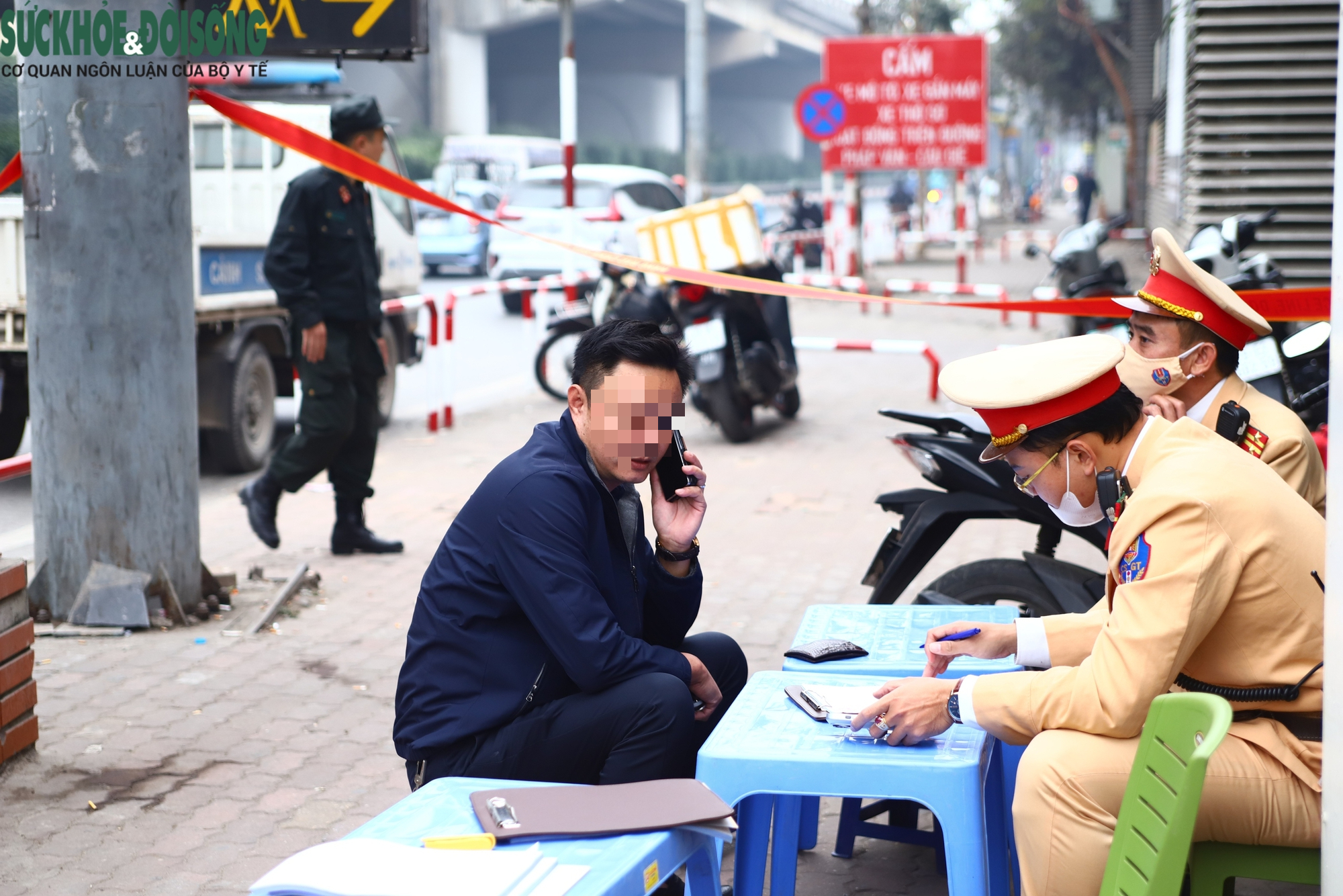 Từ không đội mũ bảo hiểm, nữ tài xế bất ngờ khi bị tạm giữ phương tiện- Ảnh 10.