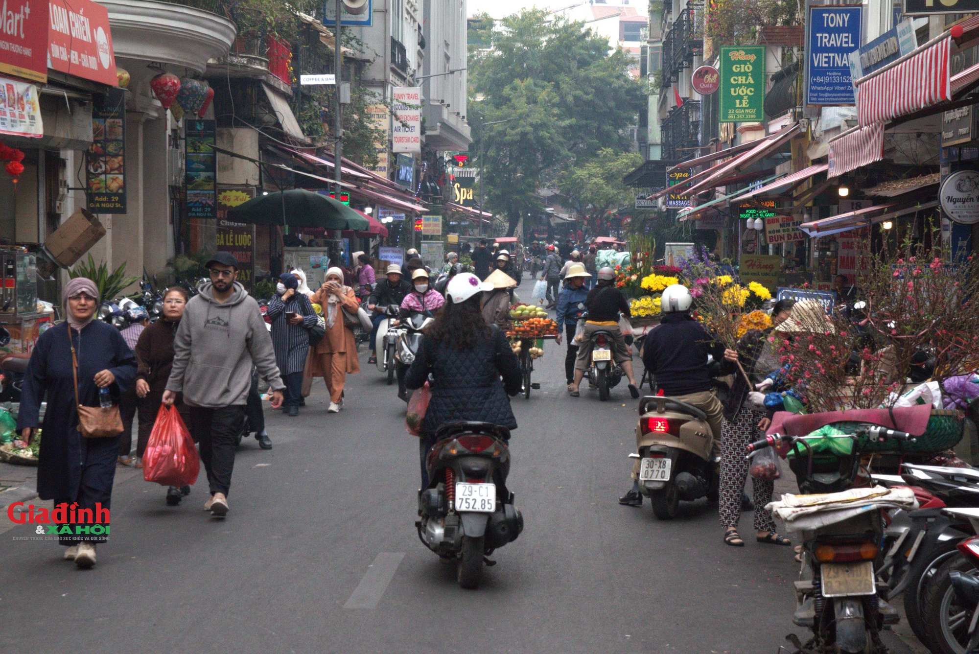 Hà Nội: Người dân chen chân đi 'chợ nhà giàu' mua đồ cúng ông Công, ông Táo- Ảnh 1.