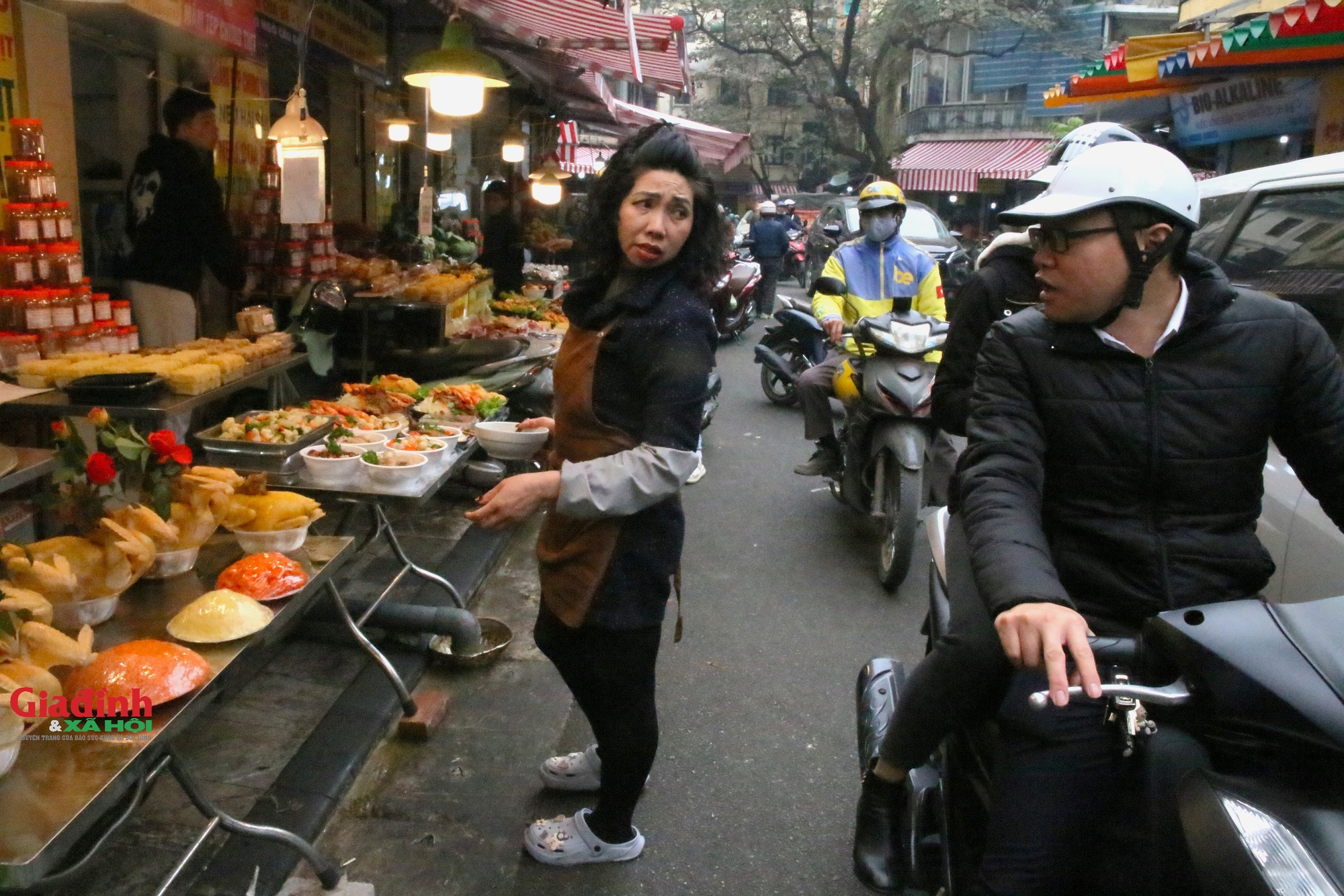 Hà Nội: Người dân chen chân đi 'chợ nhà giàu' mua đồ cúng ông Công, ông Táo- Ảnh 2.