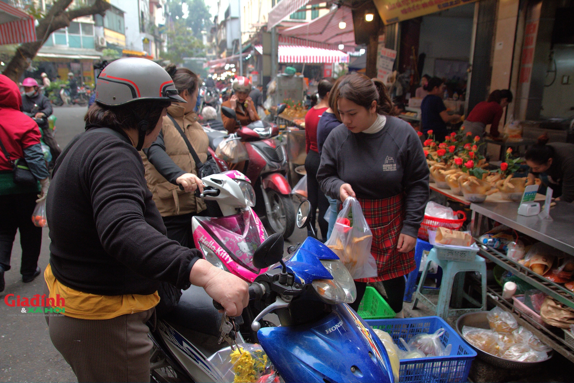 Hà Nội: Người dân chen chân đi 'chợ nhà giàu' mua đồ cúng ông Công, ông Táo- Ảnh 7.