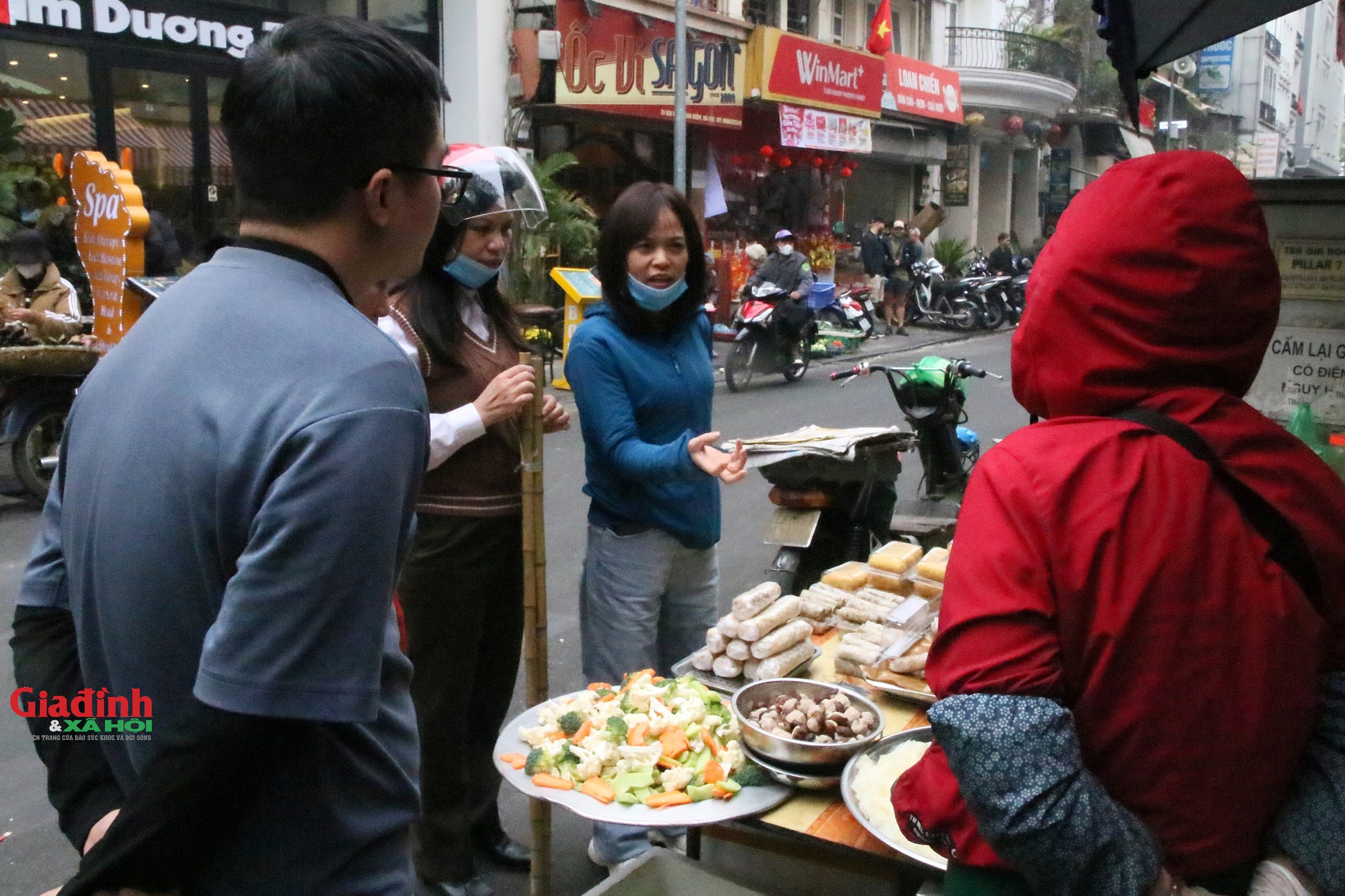 Hà Nội: Người dân chen chân đi 'chợ nhà giàu' mua đồ cúng ông Công, ông Táo- Ảnh 9.