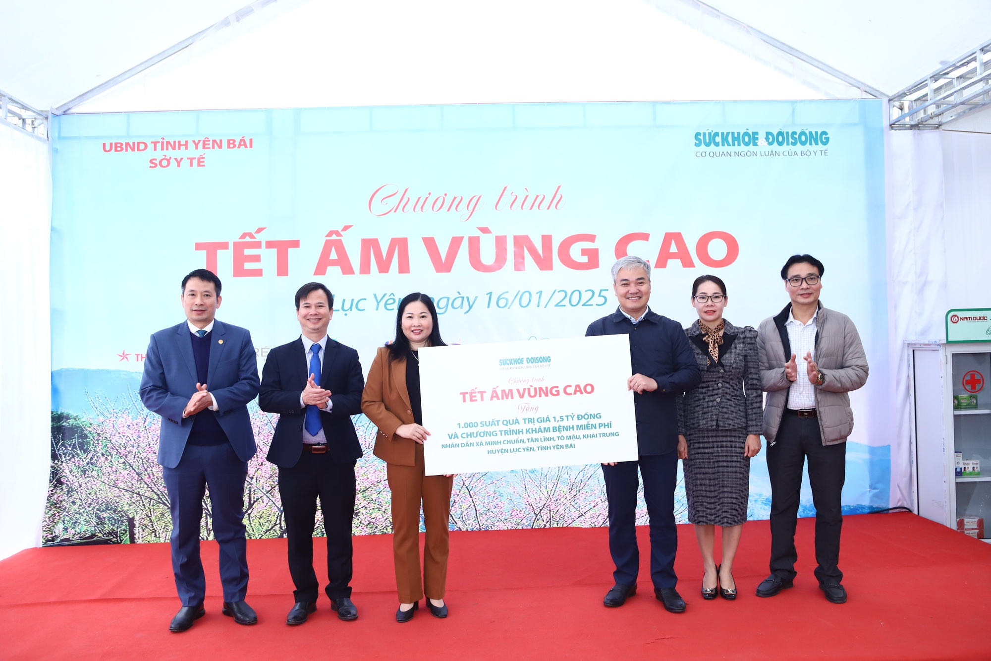 Đông đảo người dân được khám, tư vấn miễn phí tại ‘Tết ấm vùng cao’ 2025- Ảnh 14.