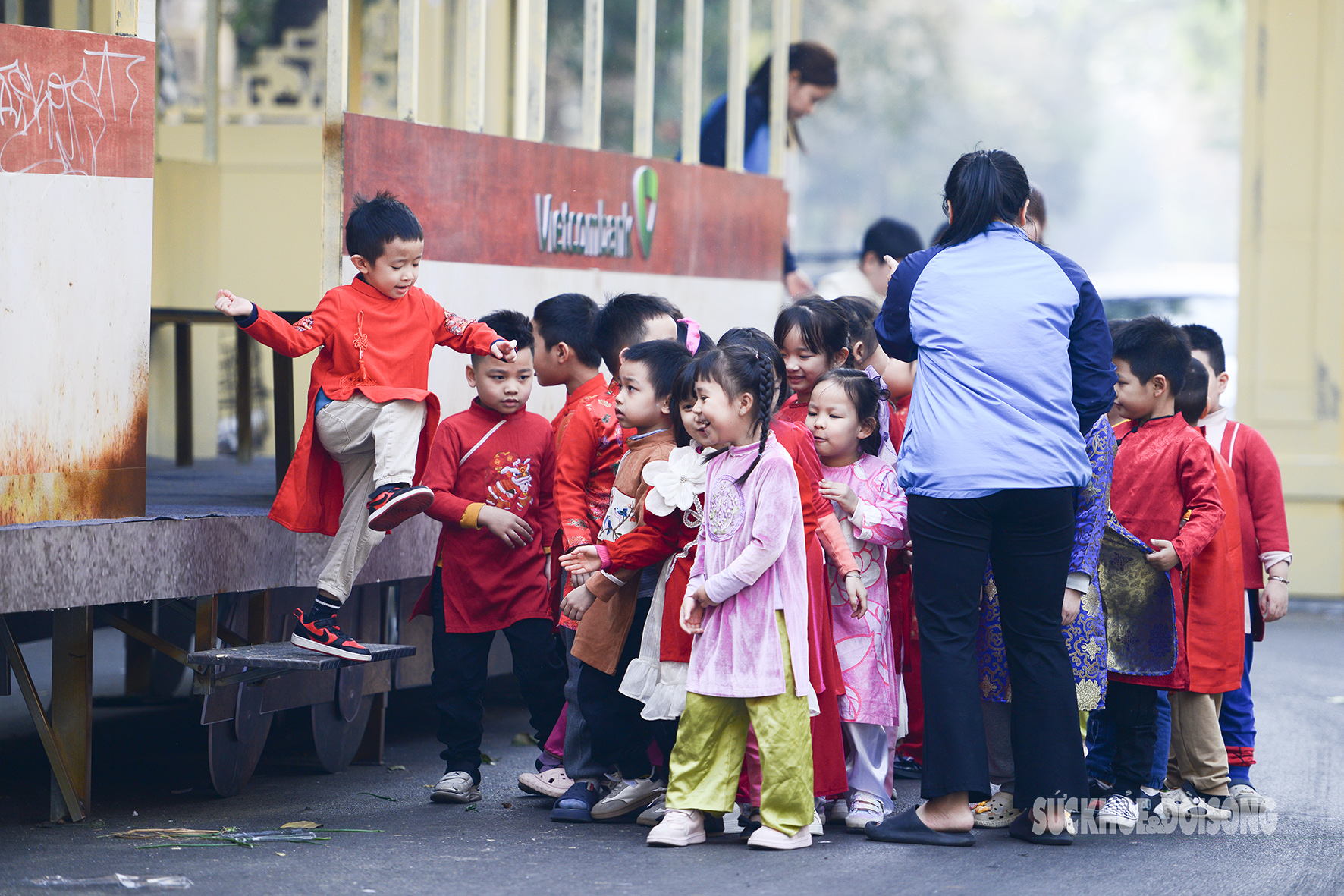 Trẻ em Hà Nội xúng xính áo dài khám phá toa tàu điện trên phố bích họa- Ảnh 8.