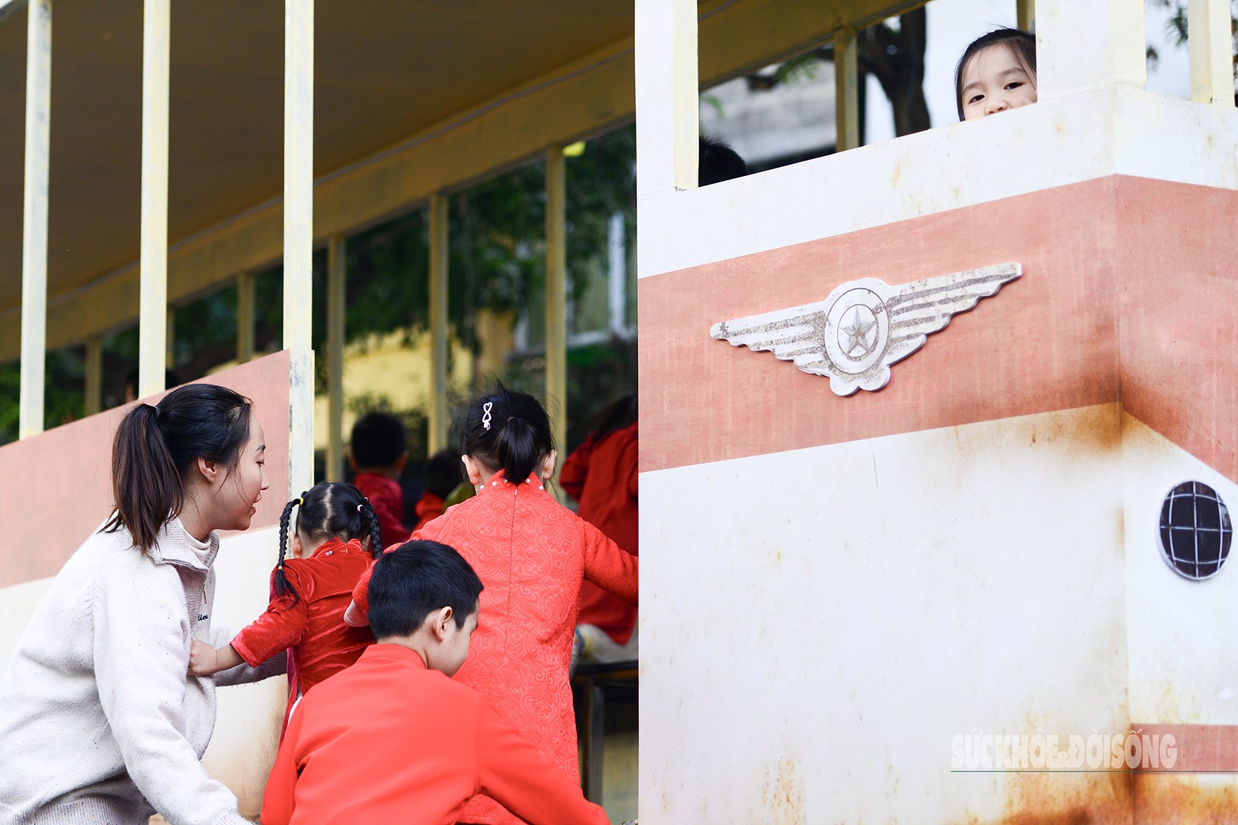 Trẻ em Hà Nội xúng xính áo dài khám phá toa tàu điện trên phố bích họa- Ảnh 6.