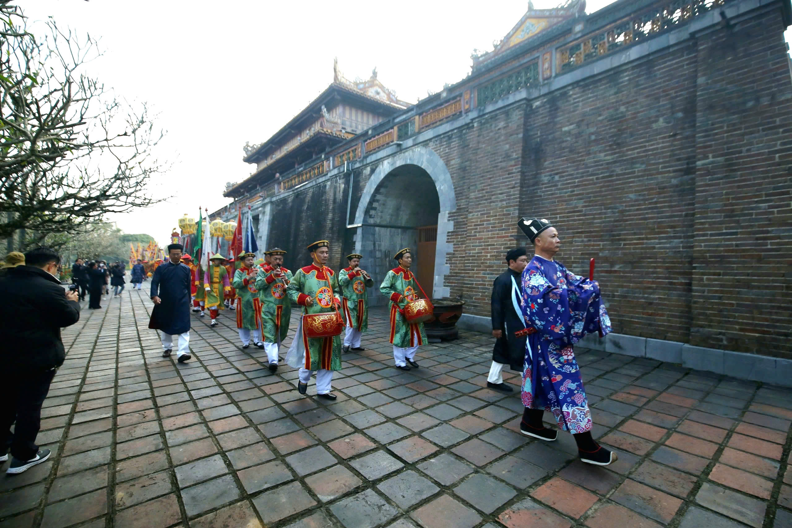 Hoàng cung Huế dựng nêu đón Tết Ất Tỵ- Ảnh 1.